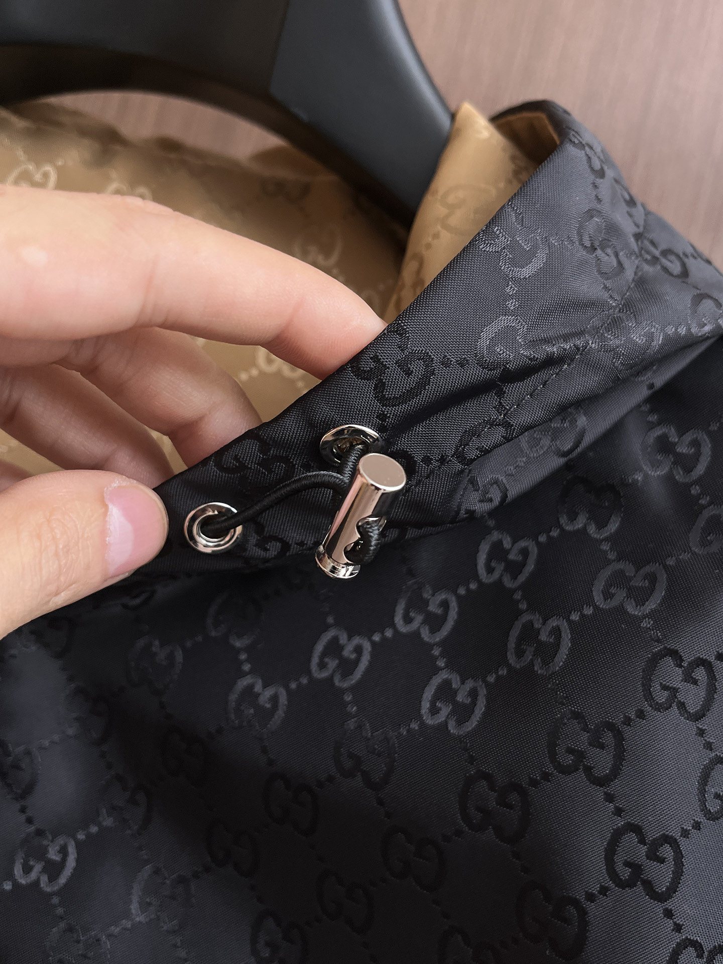 古驰 2025 秋冬 新款爆款专柜新款休闲时尚夹克 超前卫设计风格 细腻舒适 穿着非常轻便不易起皱。多重