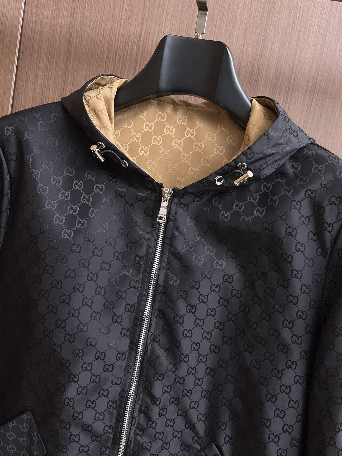 古驰 2025 秋冬 新款爆款专柜新款休闲时尚夹克 超前卫设计风格 细腻舒适 穿着非常轻便不易起皱。多重