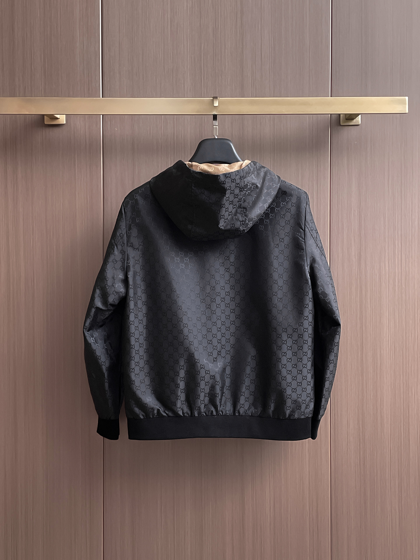 古驰 2025 秋冬 新款爆款专柜新款休闲时尚夹克 超前卫设计风格 细腻舒适 穿着非常轻便不易起皱。多重