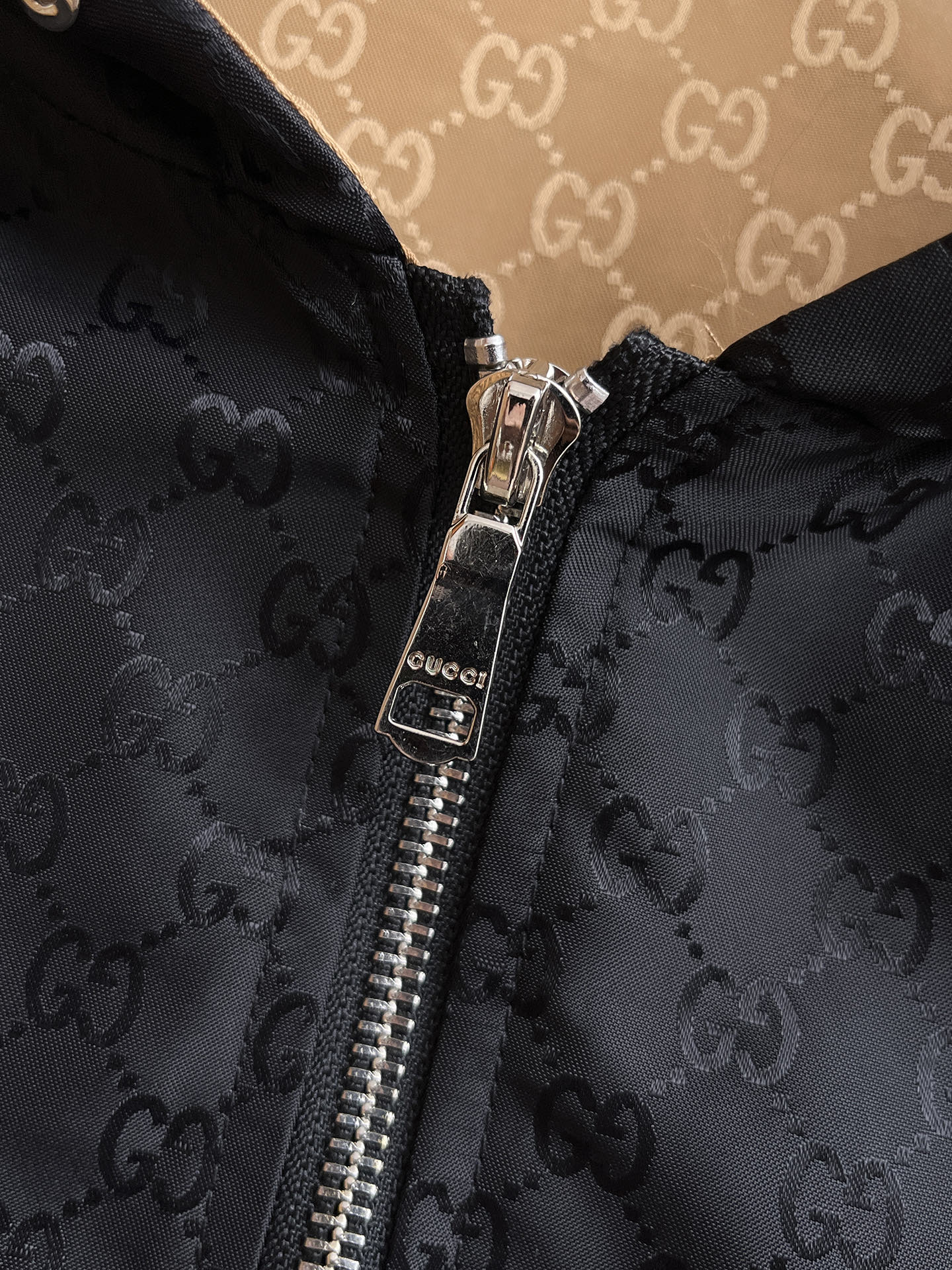 古驰 2025 秋冬 新款爆款专柜新款休闲时尚夹克 超前卫设计风格 细腻舒适 穿着非常轻便不易起皱。多重