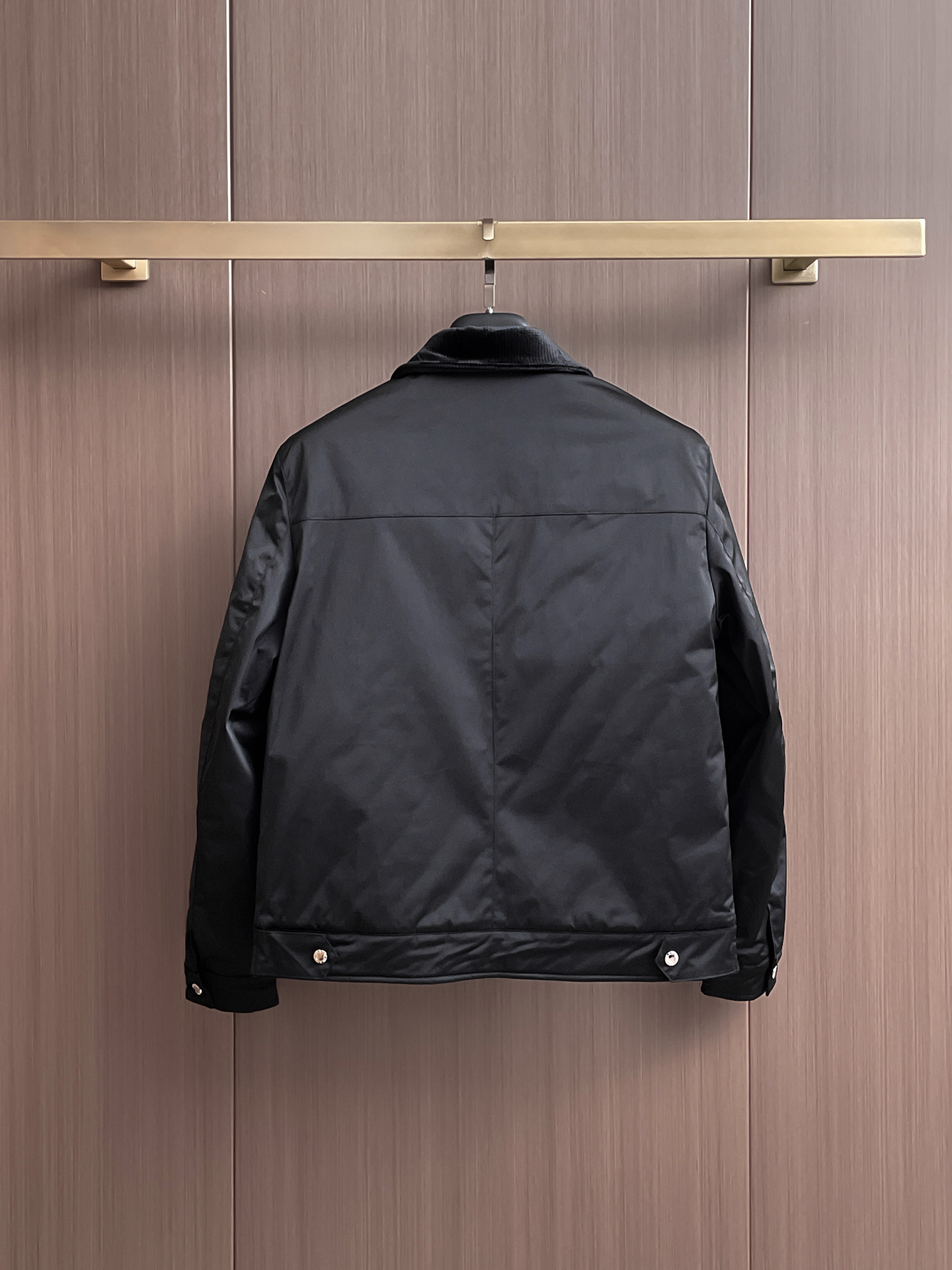 普拉达 2025 秋冬 新款爆款专柜新款休闲时尚夹克 超前卫设计风格 细腻舒适 穿着非常轻便不易起皱。多