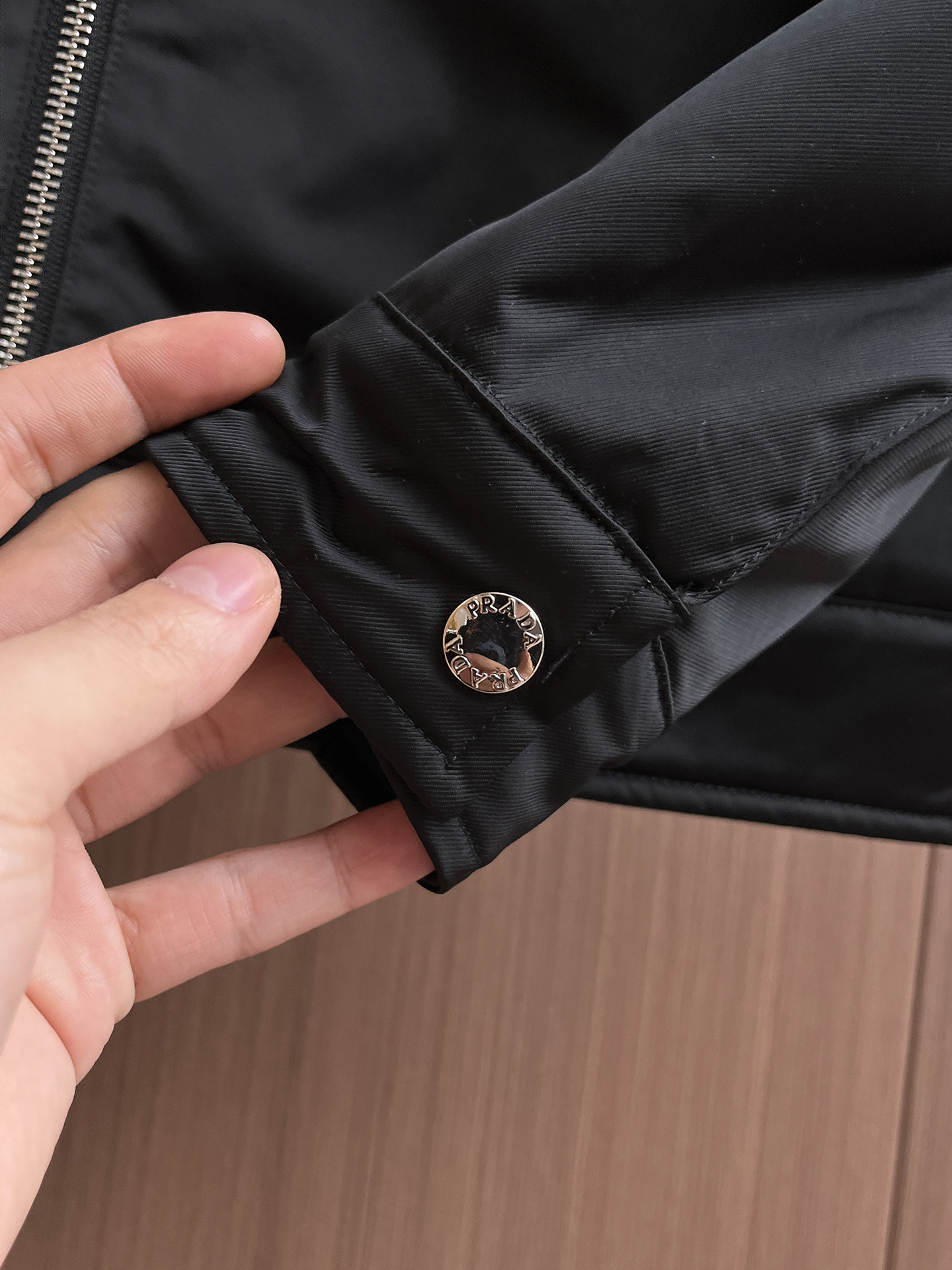 普拉达 2025 秋冬 新款爆款专柜新款休闲时尚夹克 超前卫设计风格 细腻舒适 穿着非常轻便不易起皱。多