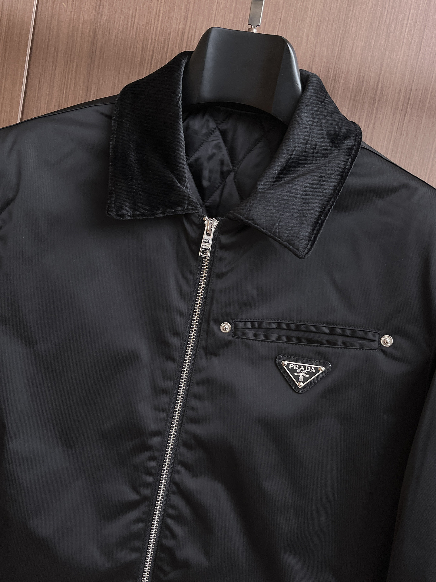 普拉达 2025 秋冬 新款爆款专柜新款休闲时尚夹克 超前卫设计风格 细腻舒适 穿着非常轻便不易起皱。多