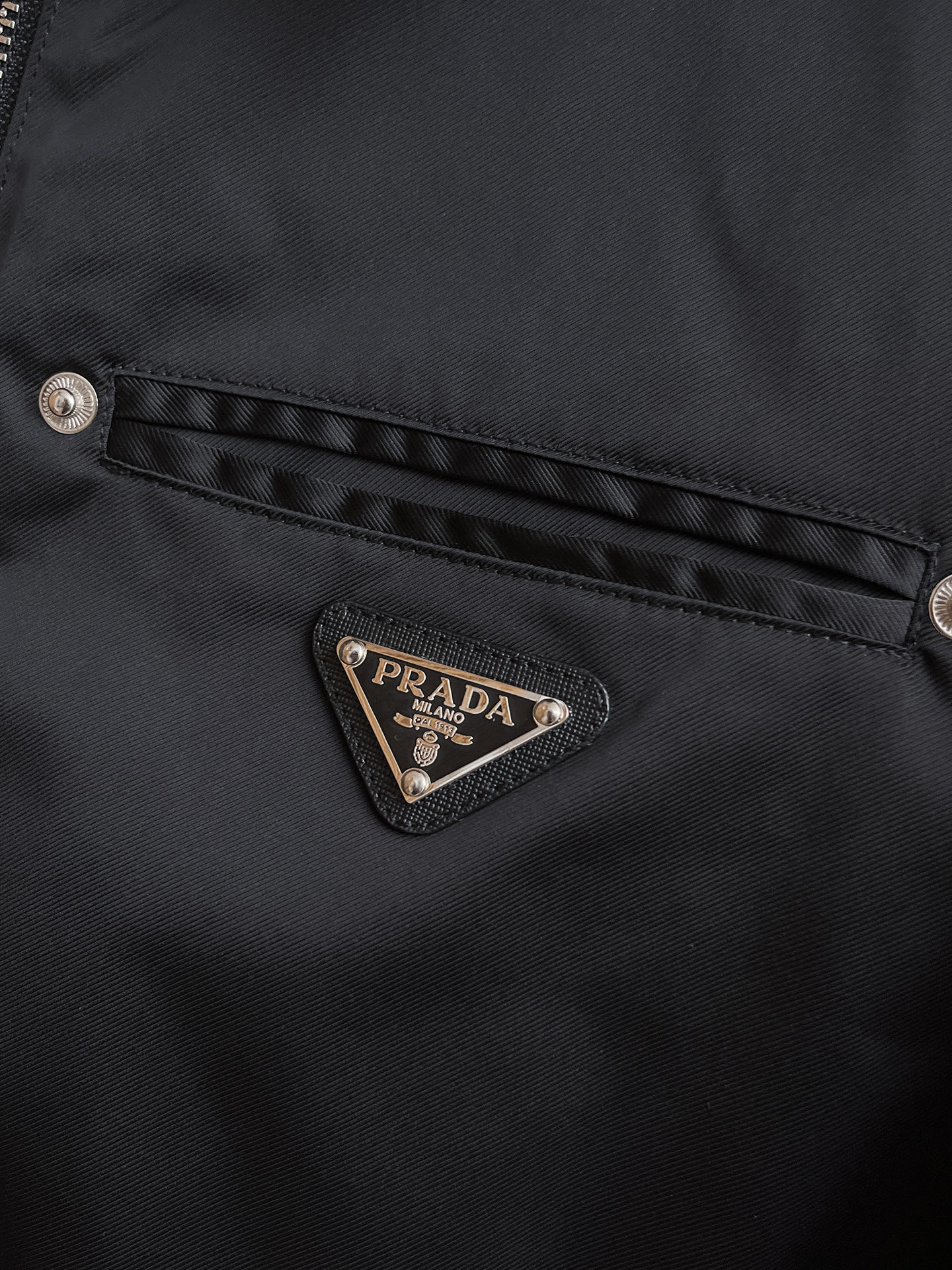 普拉达 2025 秋冬 新款爆款专柜新款休闲时尚夹克 超前卫设计风格 细腻舒适 穿着非常轻便不易起皱。多