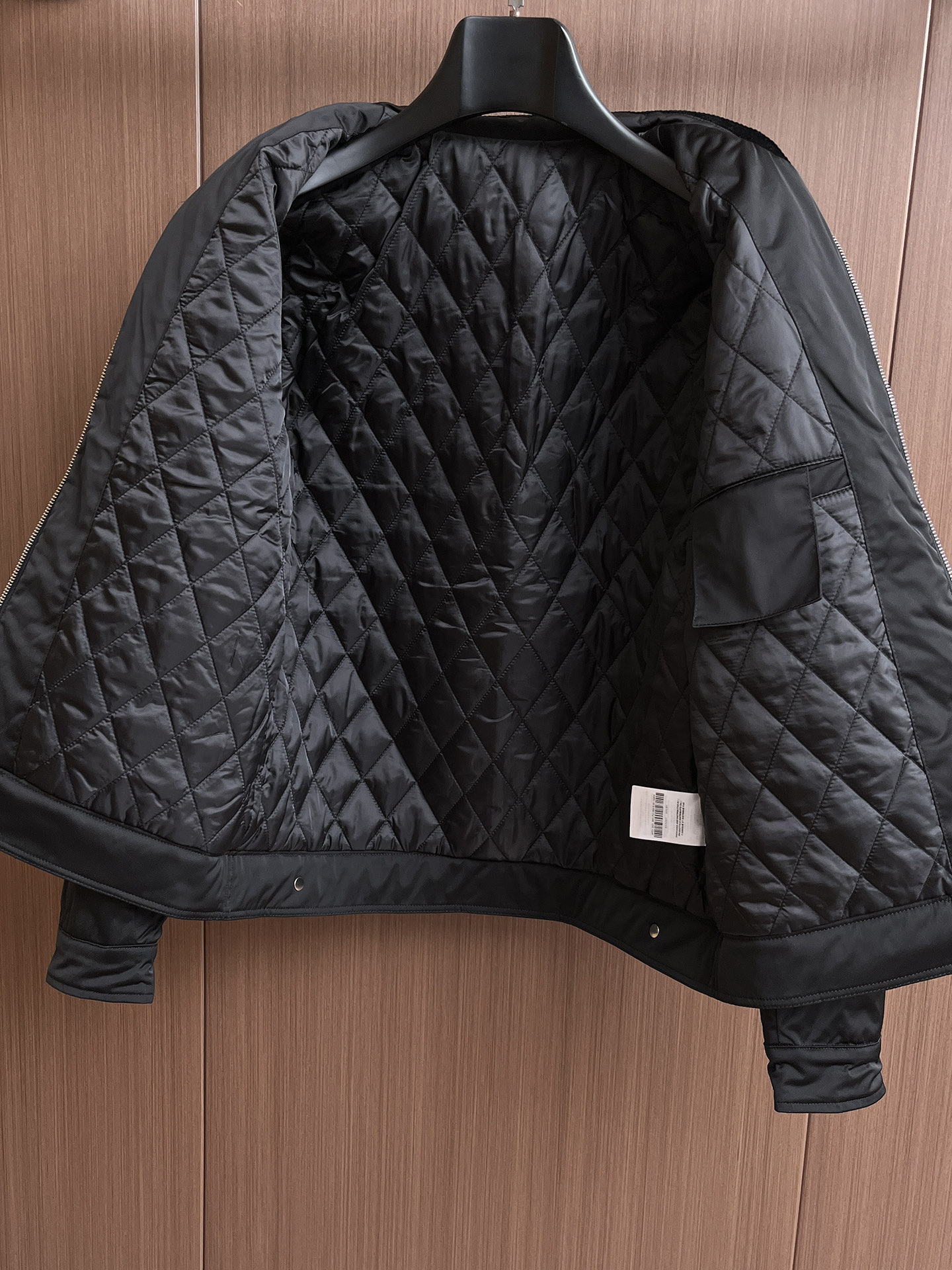 普拉达 2025 秋冬 新款爆款专柜新款休闲时尚夹克 超前卫设计风格 细腻舒适 穿着非常轻便不易起皱。多