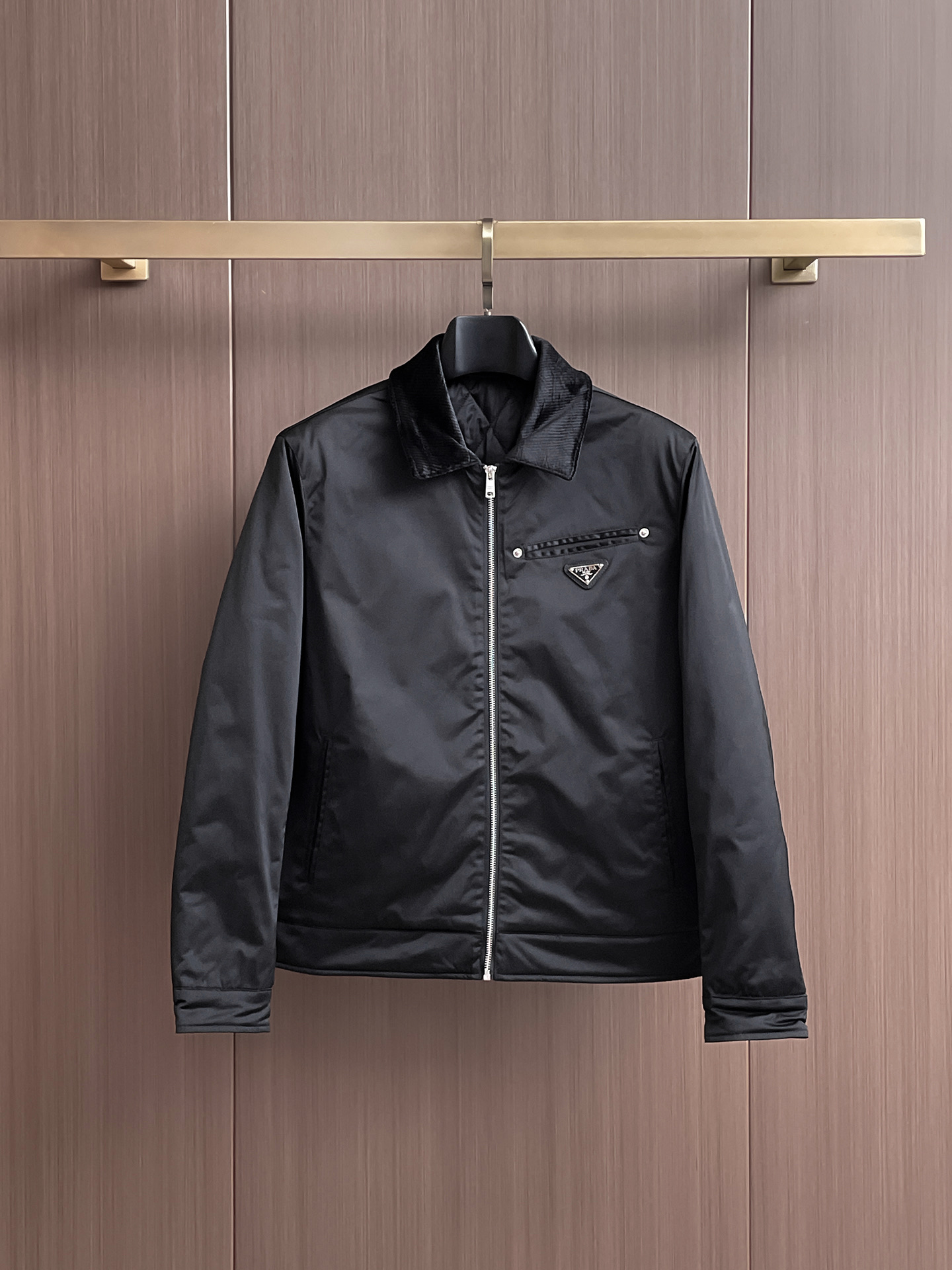普拉达 2025 秋冬 新款爆款专柜新款休闲时尚夹克 超前卫设计风格 细腻舒适 穿着非常轻便不易起皱。多