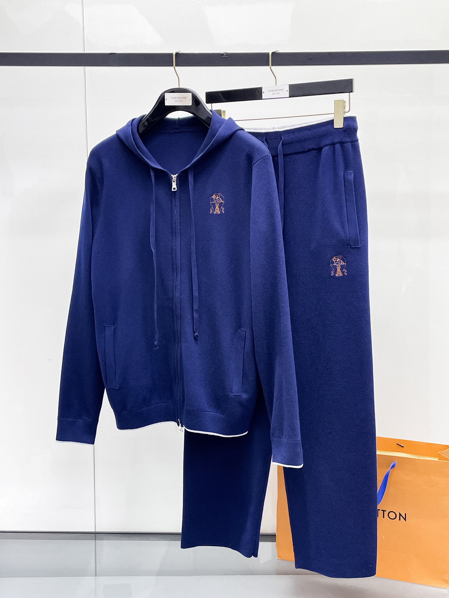 NO:649888,bc suit 2025 autumn and winter new casual suit, selected exclusive customized wool fabrics, high-end fabrics, embroidery, fine workmanship, good upper body shape, size: M--XXXL,, alexander wang19860909bc 套装 2025年秋冬休闲套装新款,精选独家定制羊毛面料高端面料 刺绣 做工精细 上身版型好 码数:M--XXXL,,alexander wang,Men's clothing