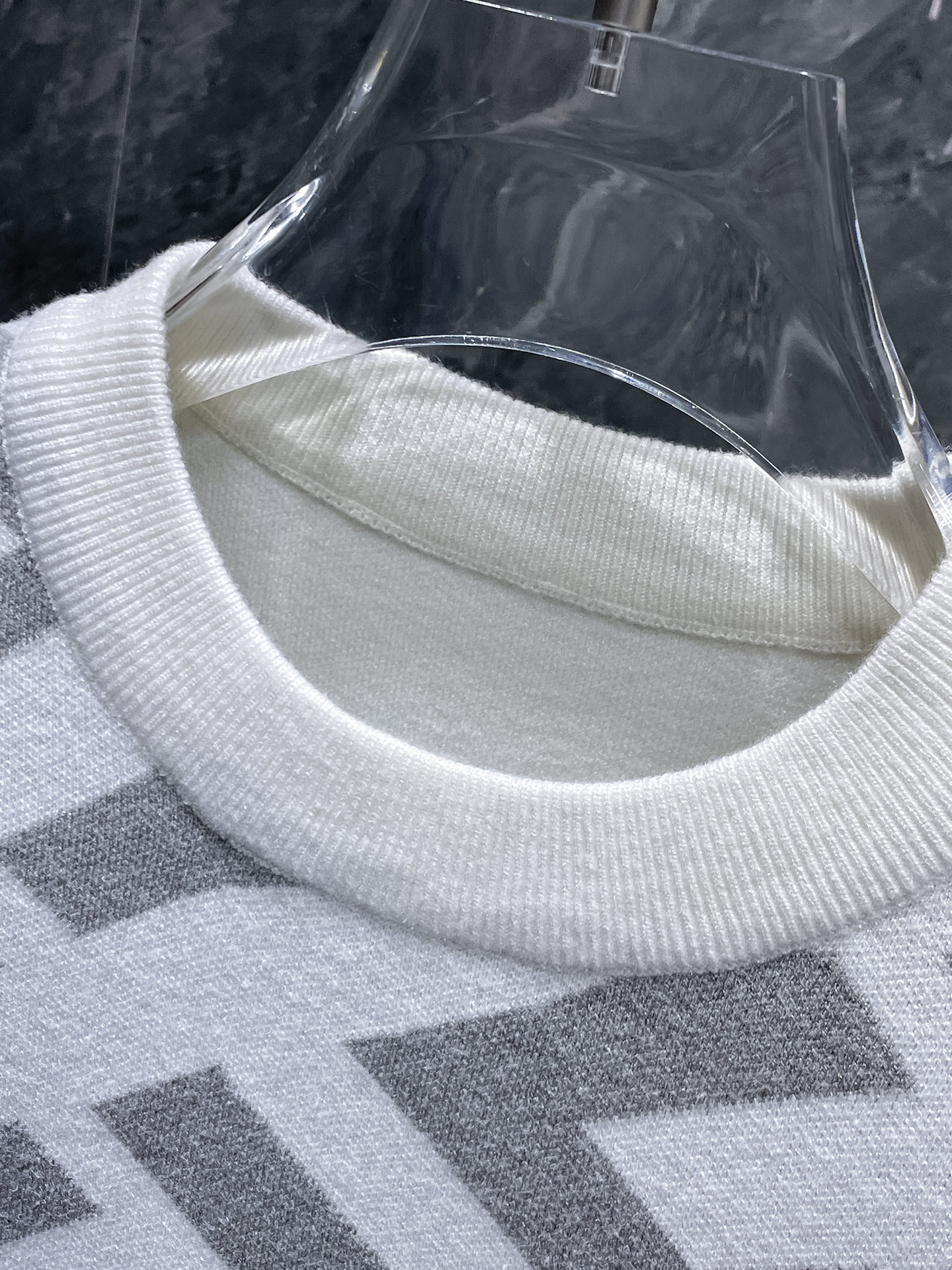 芬迪 毛衣 2025秋冬最新系列，专柜1:1顶级复刻，全品相！加厚款，潮人必备单品！懂货的老铁赶紧下手，