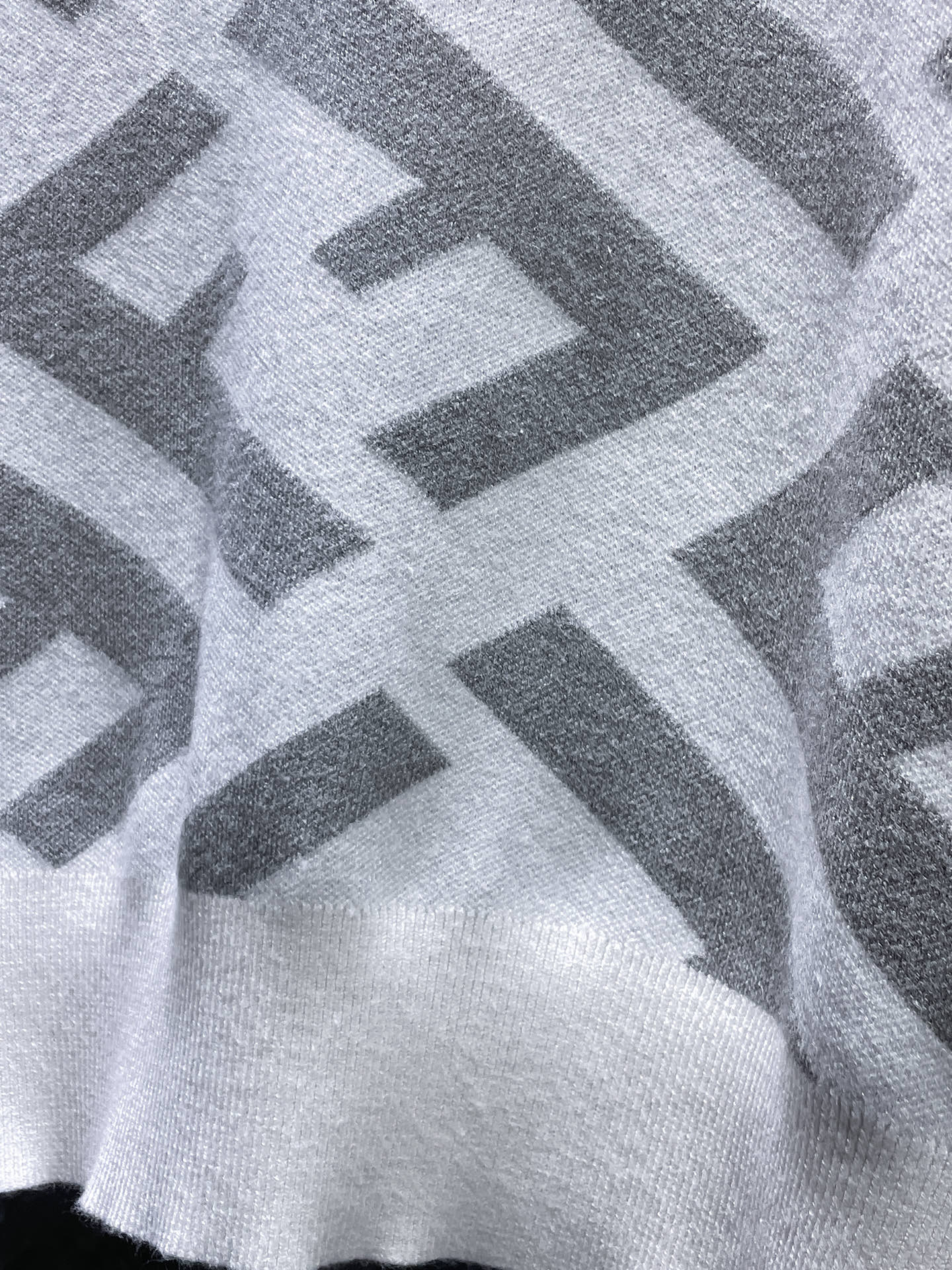 芬迪 毛衣 2025秋冬最新系列，专柜1:1顶级复刻，全品相！加厚款，潮人必备单品！懂货的老铁赶紧下手，