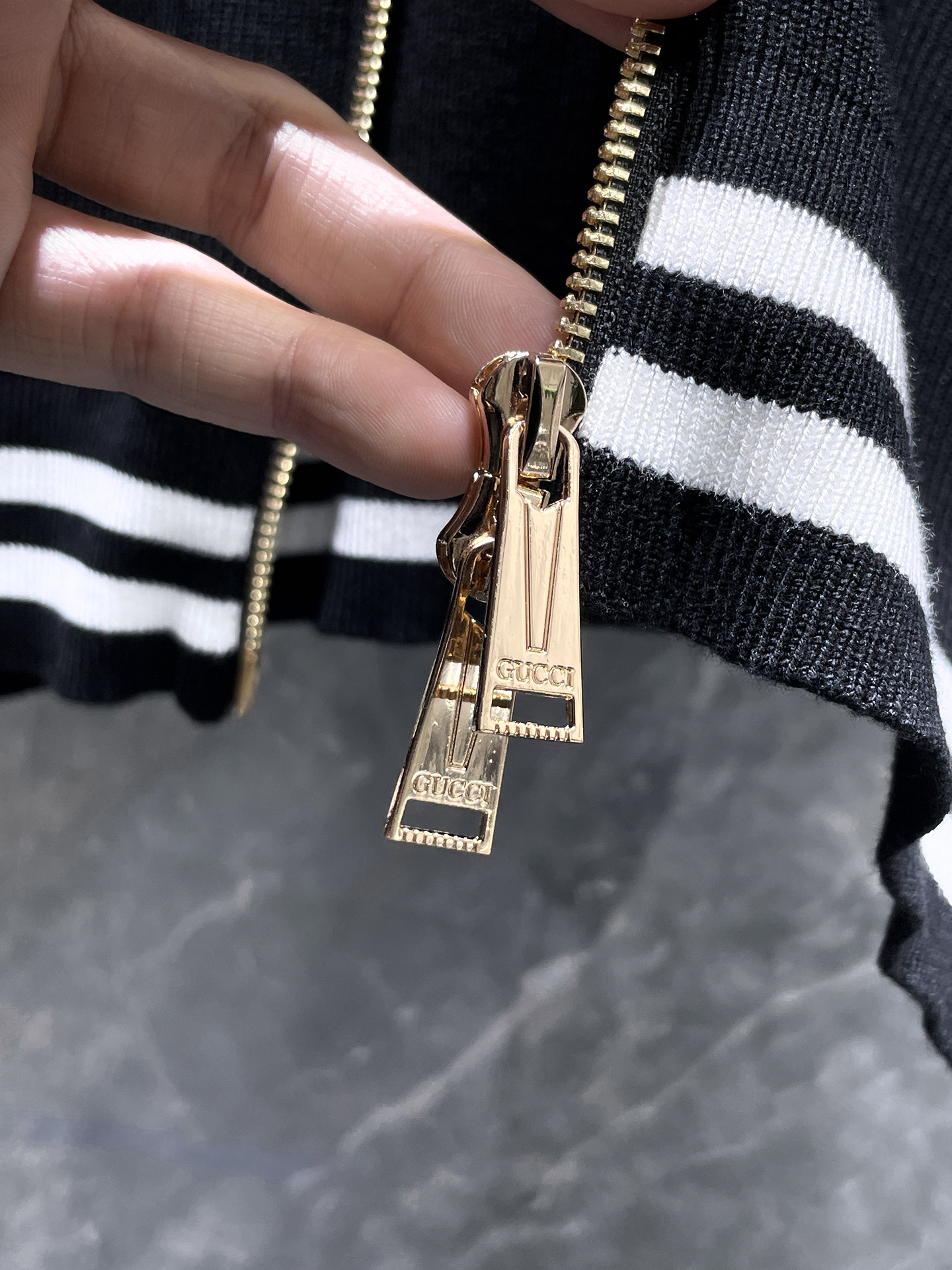 古驰 2025新品羊毛衣外套 具有手感细腻柔软，可直接与肌肤接触，让暖心的纱线变化出细腻的质感，顶级工艺