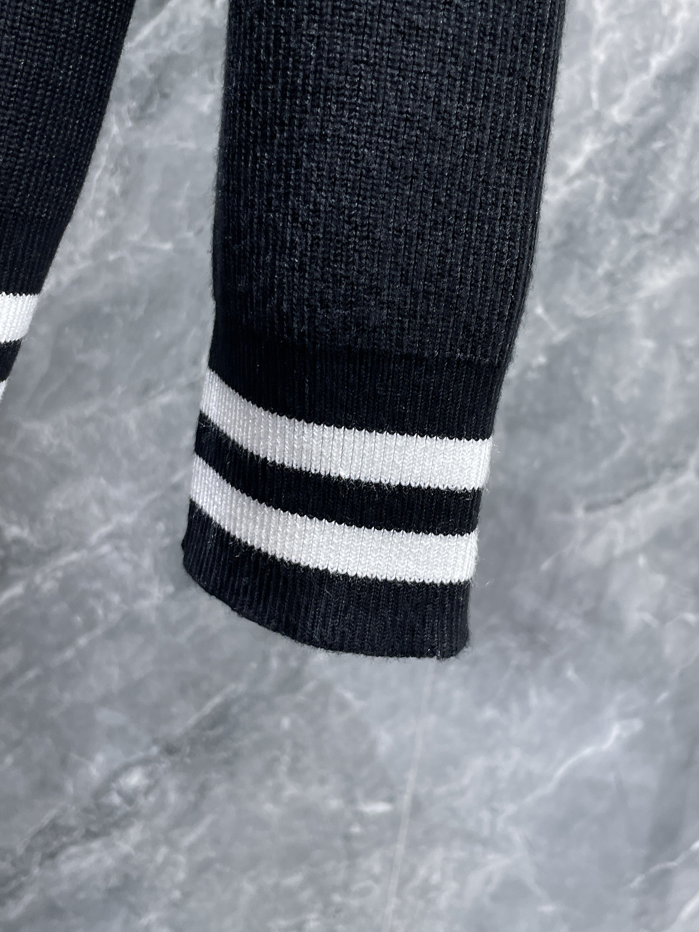 古驰 2025新品羊毛衣外套 具有手感细腻柔软，可直接与肌肤接触，让暖心的纱线变化出细腻的质感，顶级工艺