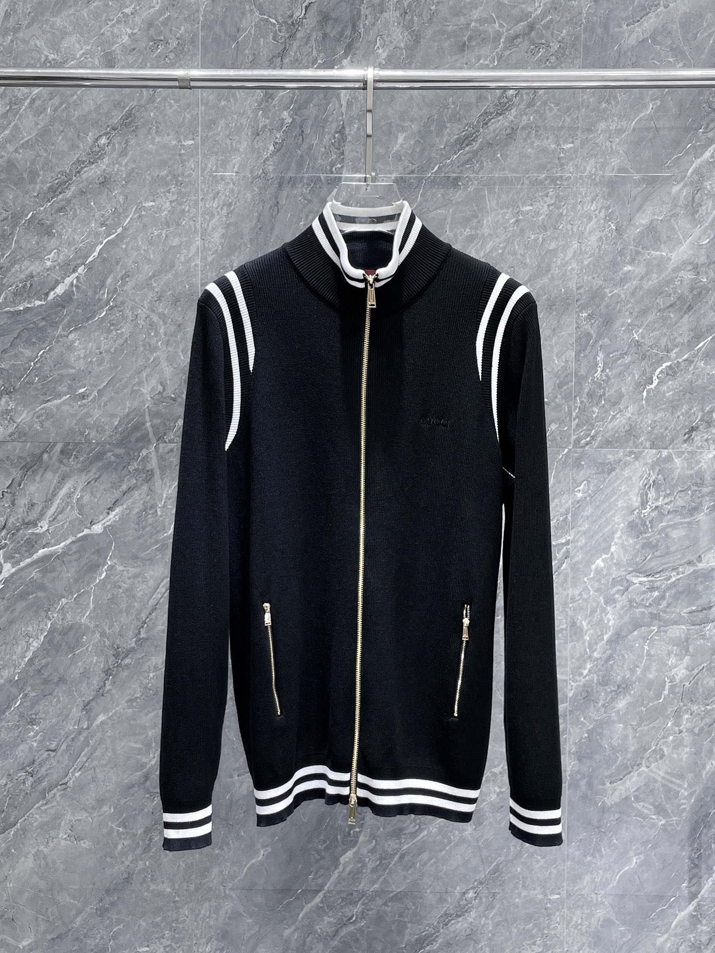 古驰 2025新品羊毛衣外套 具有手感细腻柔软，可直接与肌肤接触，让暖心的纱线变化出细腻的质感，顶级工艺