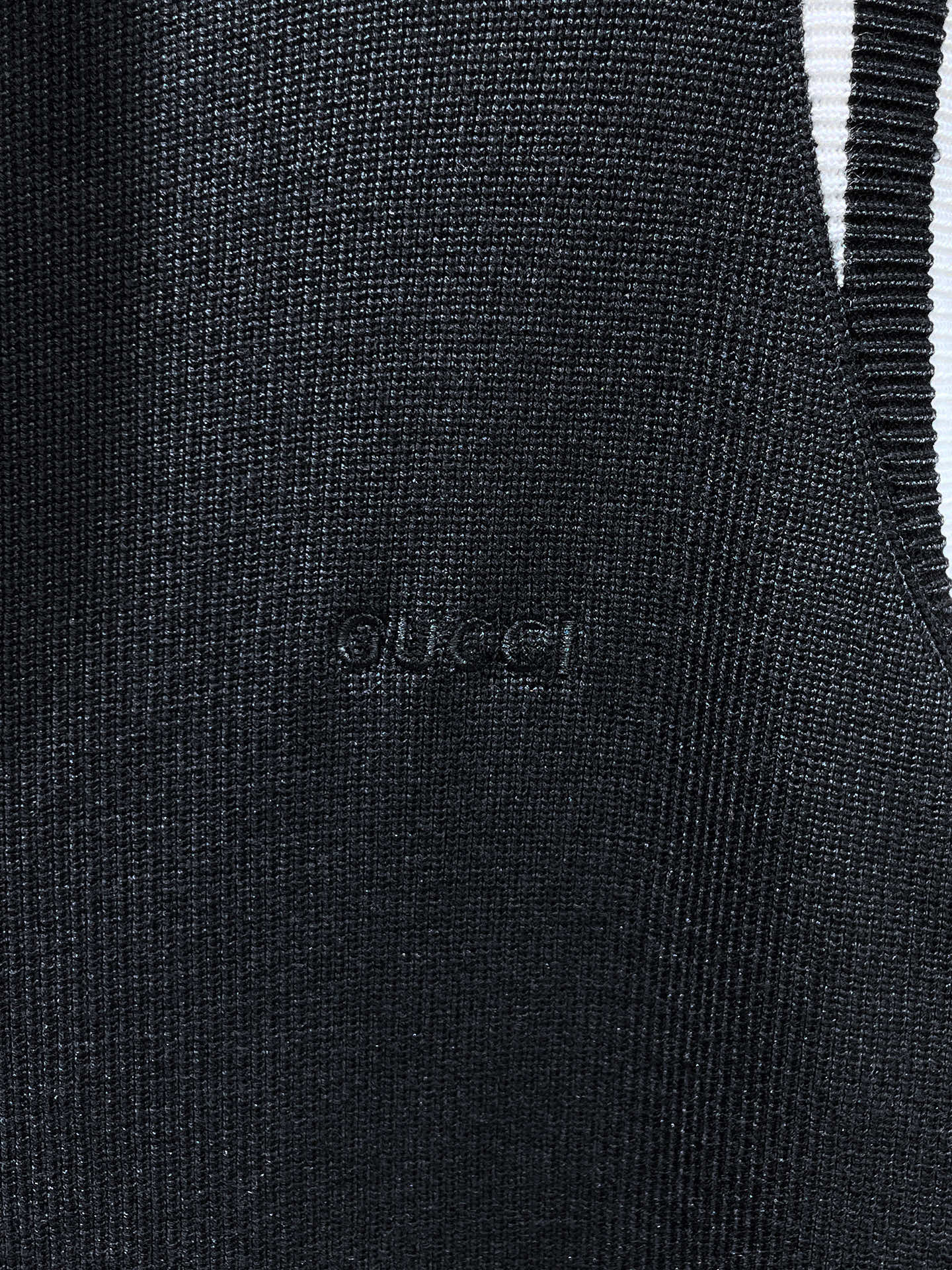 古驰 2025新品羊毛衣外套 具有手感细腻柔软，可直接与肌肤接触，让暖心的纱线变化出细腻的质感，顶级工艺