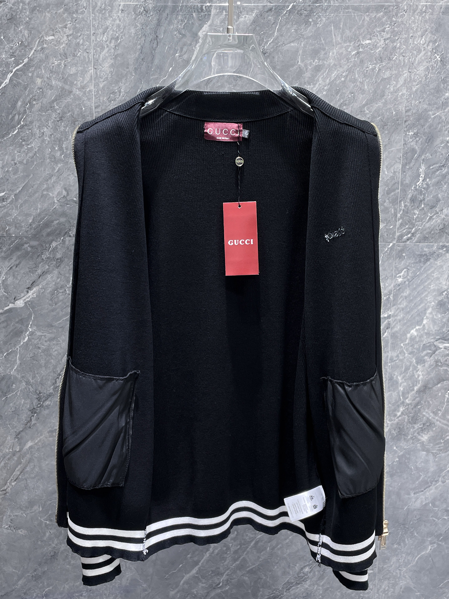 古驰 2025新品羊毛衣外套 具有手感细腻柔软，可直接与肌肤接触，让暖心的纱线变化出细腻的质感，顶级工艺