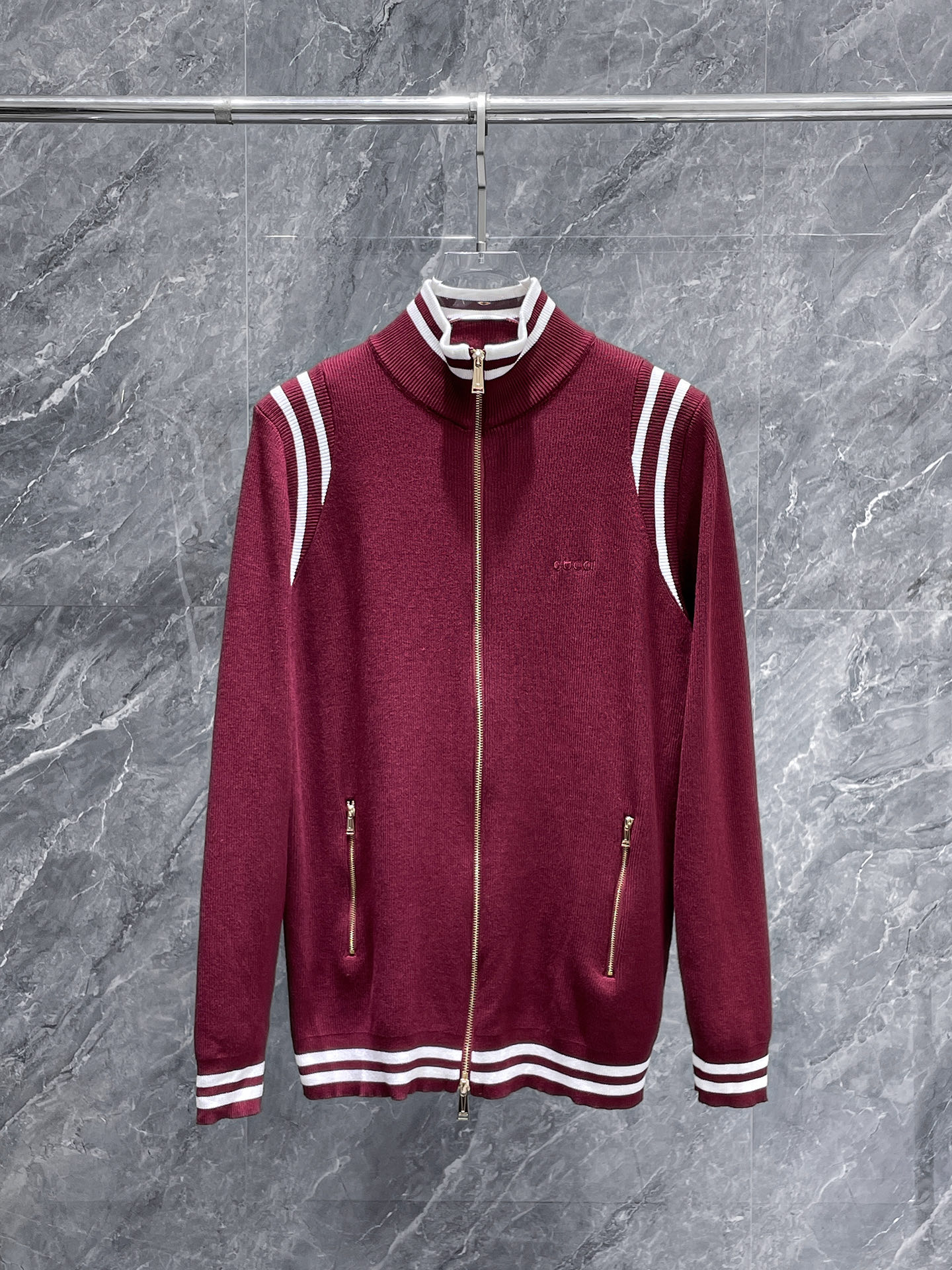 古驰 2025新品羊毛衣外套 具有手感细腻柔软，可直接与肌肤接触，让暖心的纱线变化出细腻的质感，顶级工艺