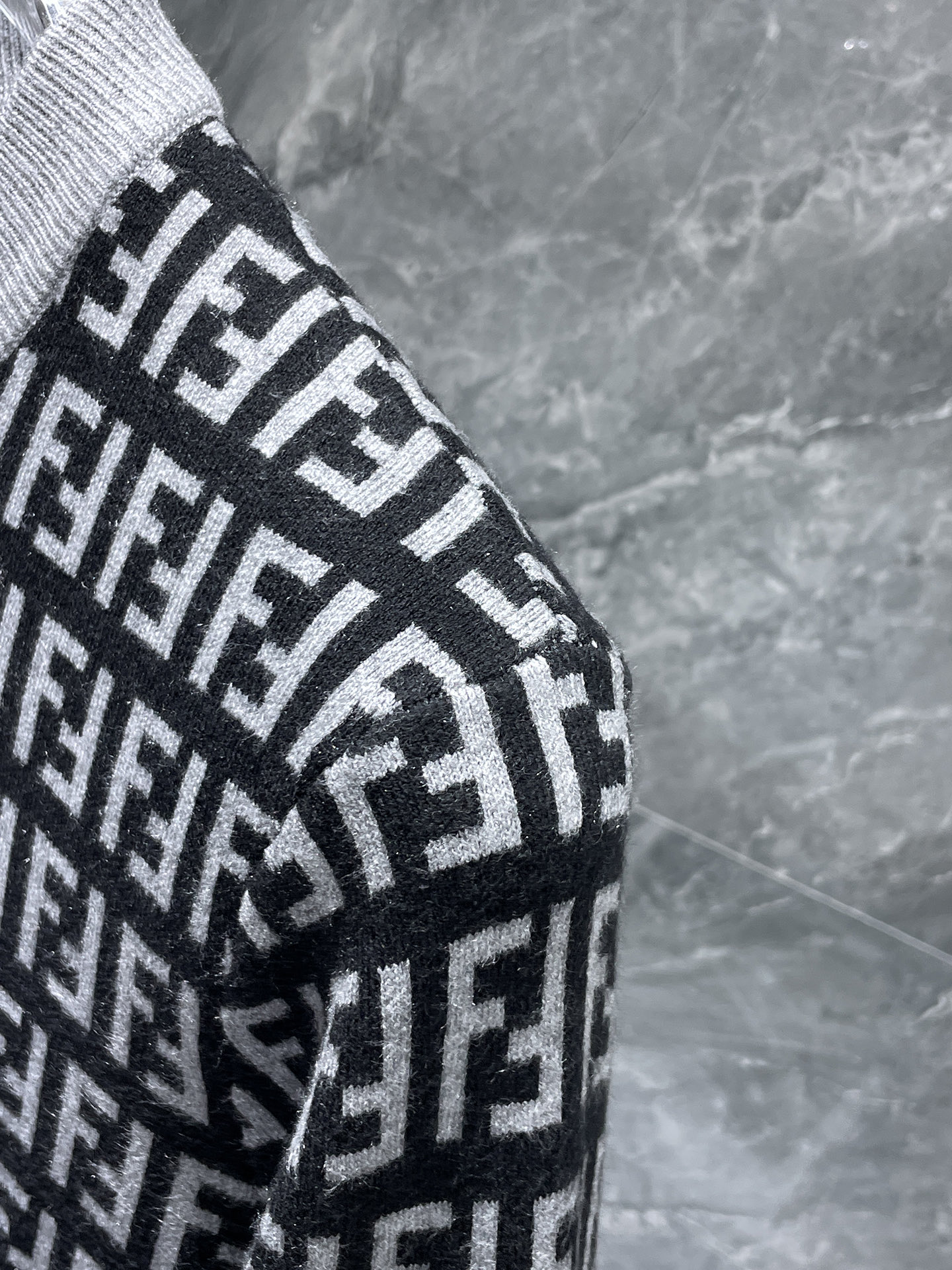 芬迪 毛衣 2025秋冬最新系列，专柜1:1顶级复刻，全品相！加厚款，潮人必备单品！懂货的老铁赶紧下手，