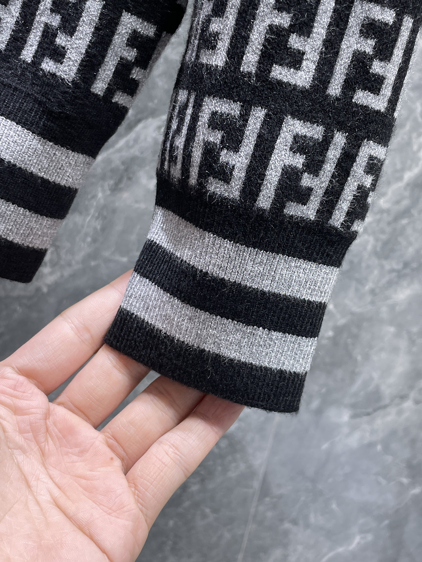 芬迪 毛衣 2025秋冬最新系列，专柜1:1顶级复刻，全品相！加厚款，潮人必备单品！懂货的老铁赶紧下手，