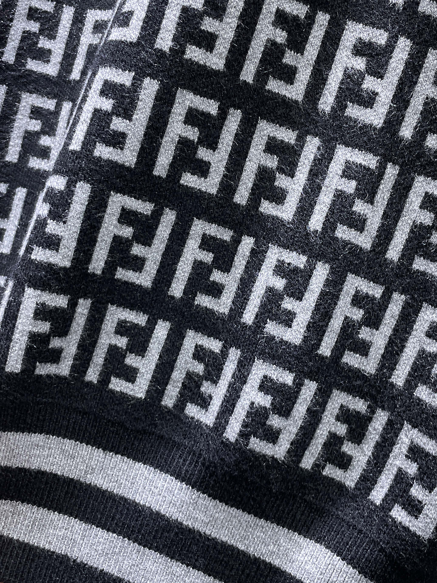 芬迪 毛衣 2025秋冬最新系列，专柜1:1顶级复刻，全品相！加厚款，潮人必备单品！懂货的老铁赶紧下手，