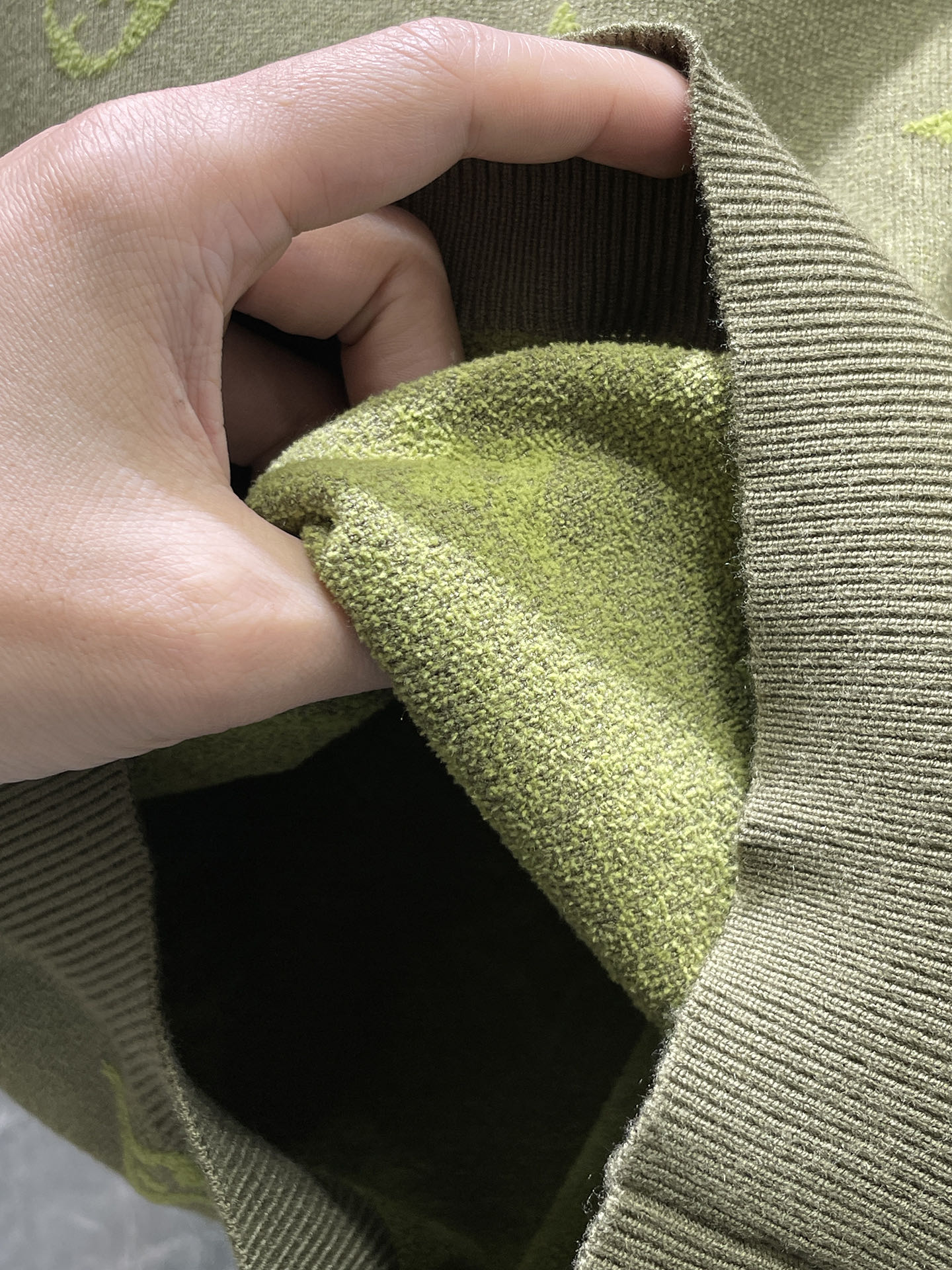 Lv 毛衣 2025秋冬最新系列，专柜1:1顶级复刻，全品相！加厚款，潮人必备单品！懂货的老铁赶紧下手，