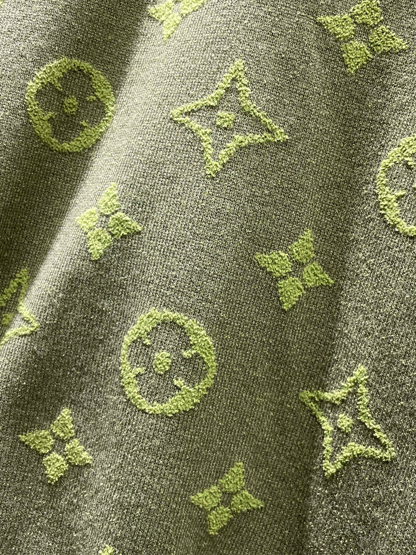 Lv 毛衣 2025秋冬最新系列，专柜1:1顶级复刻，全品相！加厚款，潮人必备单品！懂货的老铁赶紧下手，