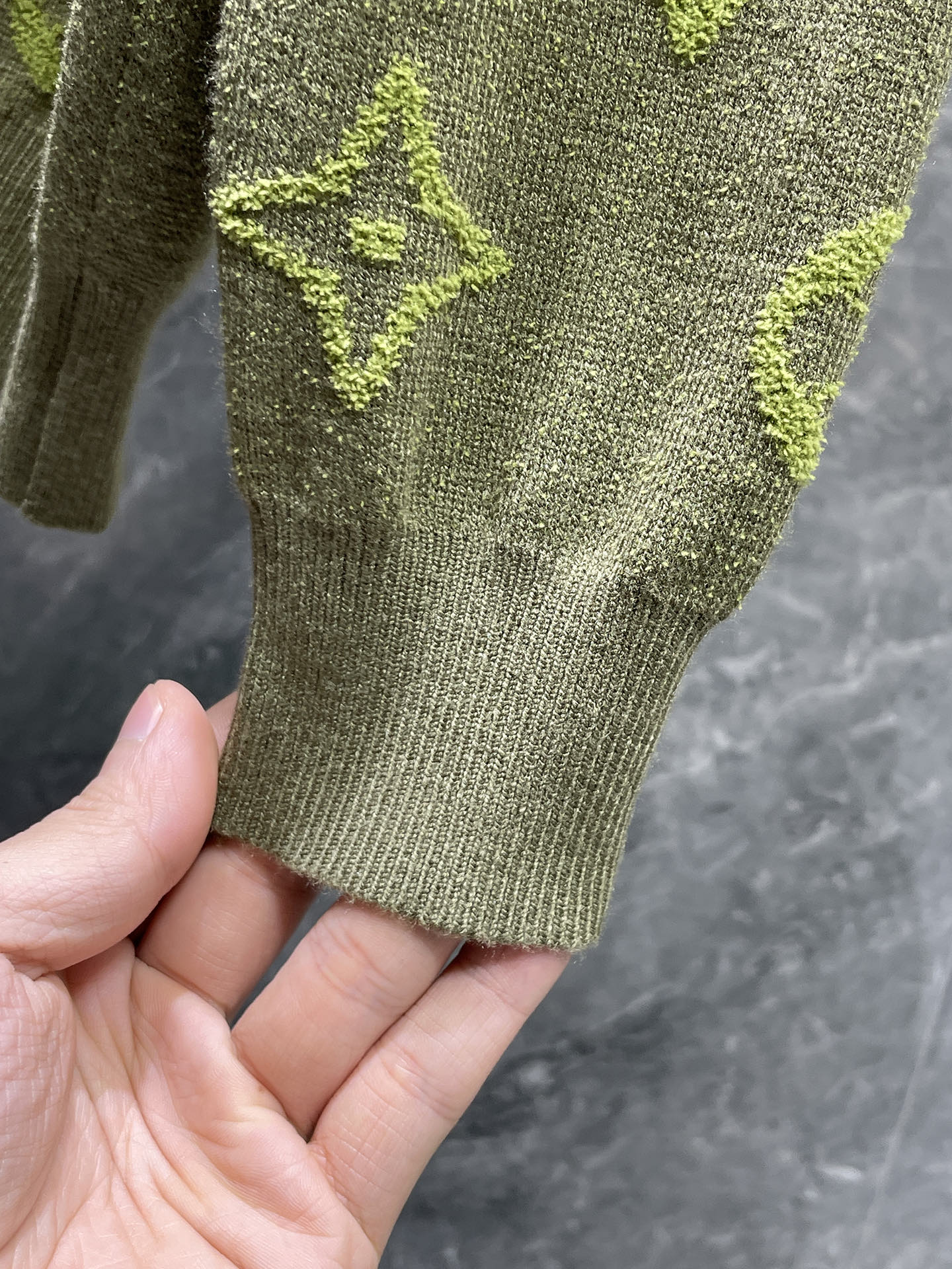 Lv 毛衣 2025秋冬最新系列，专柜1:1顶级复刻，全品相！加厚款，潮人必备单品！懂货的老铁赶紧下手，