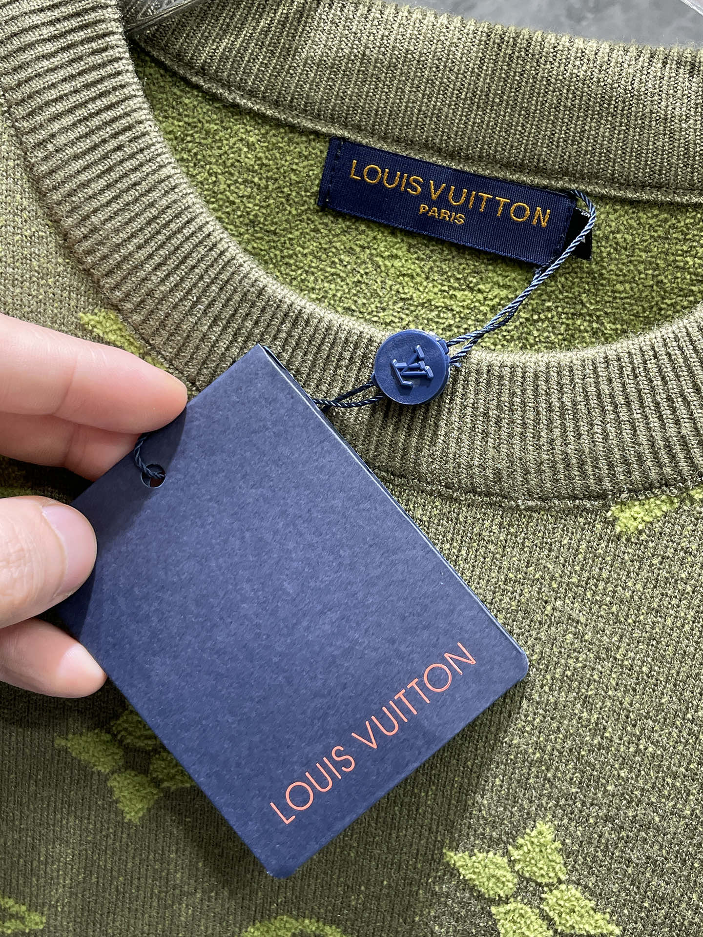 Lv 毛衣 2025秋冬最新系列，专柜1:1顶级复刻，全品相！加厚款，潮人必备单品！懂货的老铁赶紧下手，