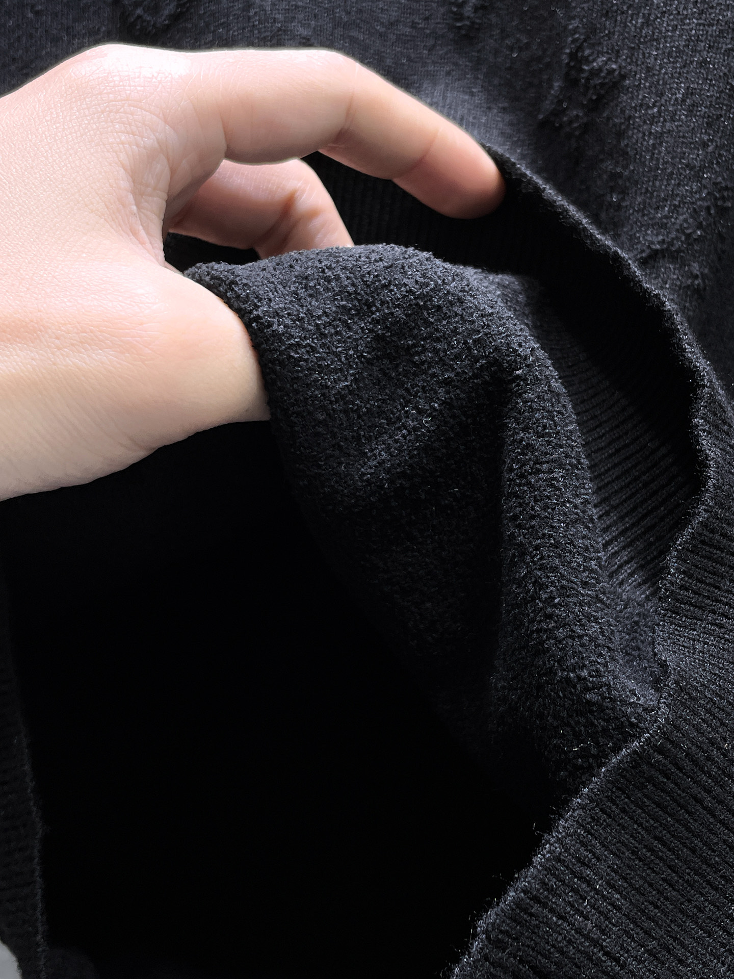 lv 毛衣 2025秋冬最新系列，专柜1:1顶级复刻，全品相！加厚款，潮人必备单品！懂货的老铁赶紧下手，