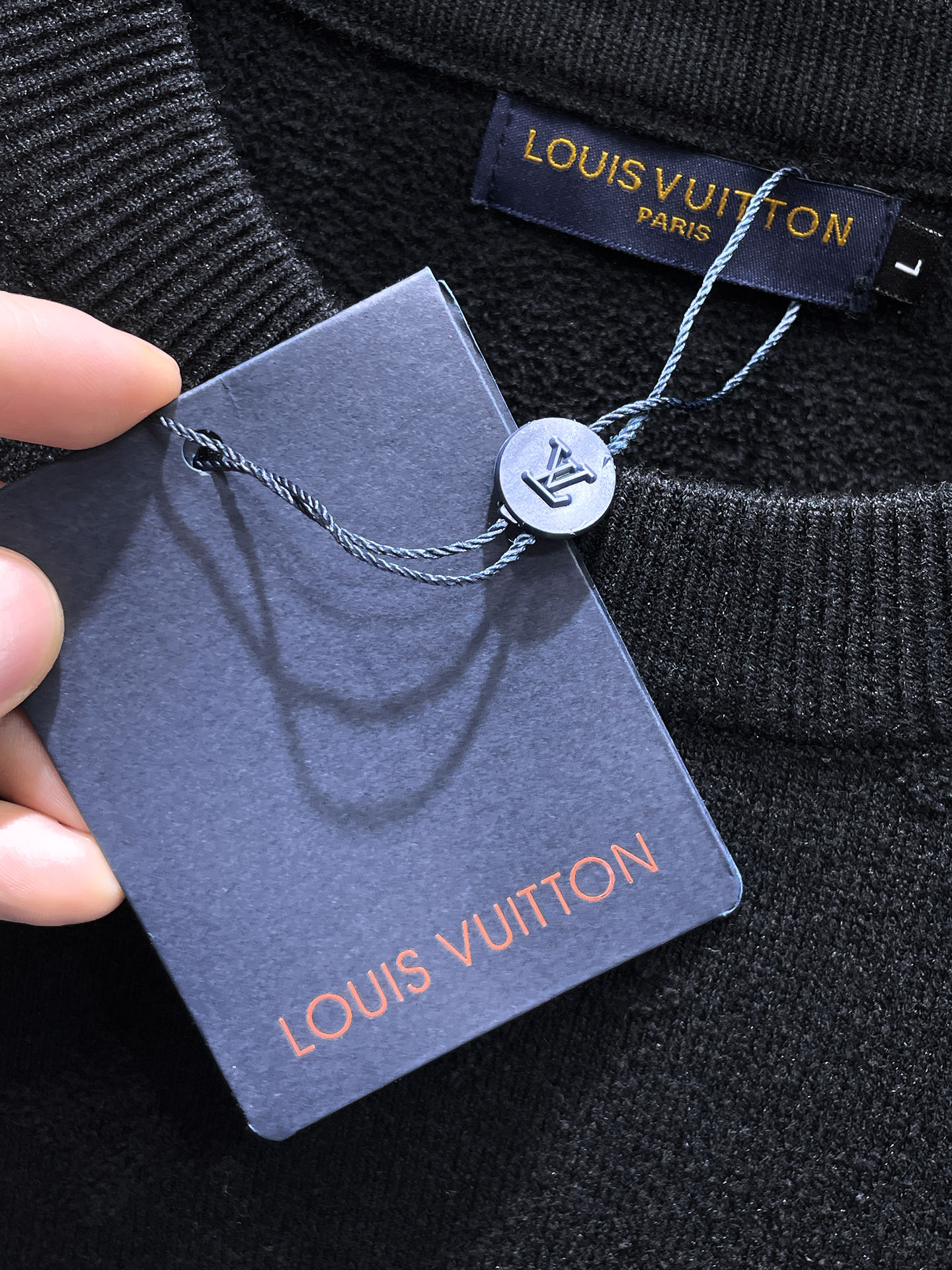 lv 毛衣 2025秋冬最新系列，专柜1:1顶级复刻，全品相！加厚款，潮人必备单品！懂货的老铁赶紧下手，