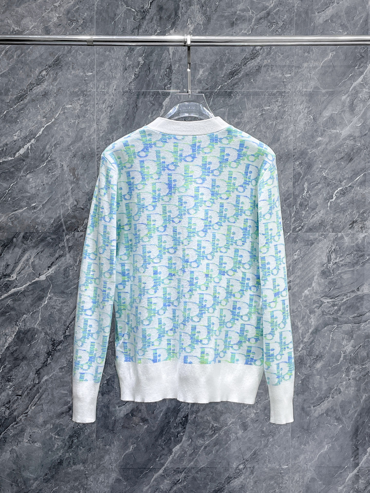 迪奥 2025新品羊毛衣外套 具有手感细腻柔软，可直接与肌肤接触，让暖心的纱线变化出细腻的质感，顶级工艺