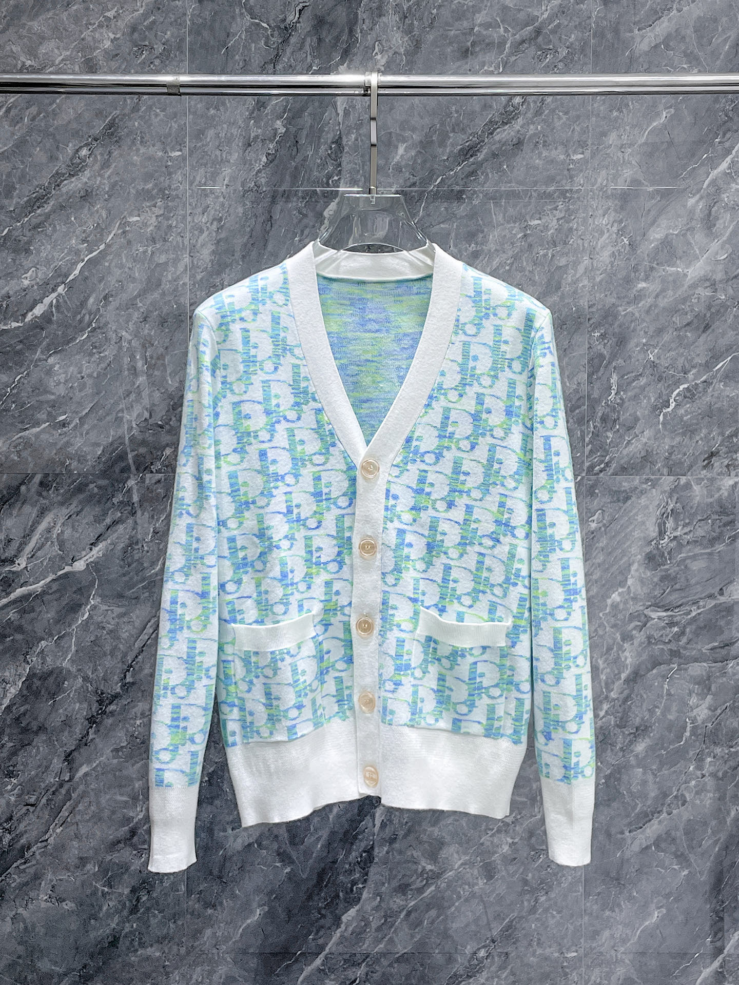 迪奥 2025新品羊毛衣外套 具有手感细腻柔软，可直接与肌肤接触，让暖心的纱线变化出细腻的质感，顶级工艺