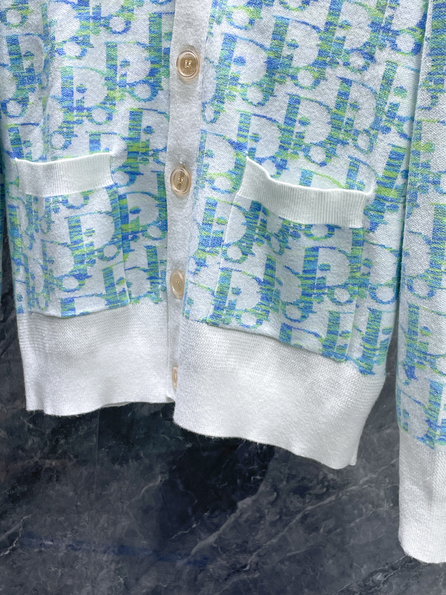 迪奥 2025新品羊毛衣外套 具有手感细腻柔软，可直接与肌肤接触，让暖心的纱线变化出细腻的质感，顶级工艺