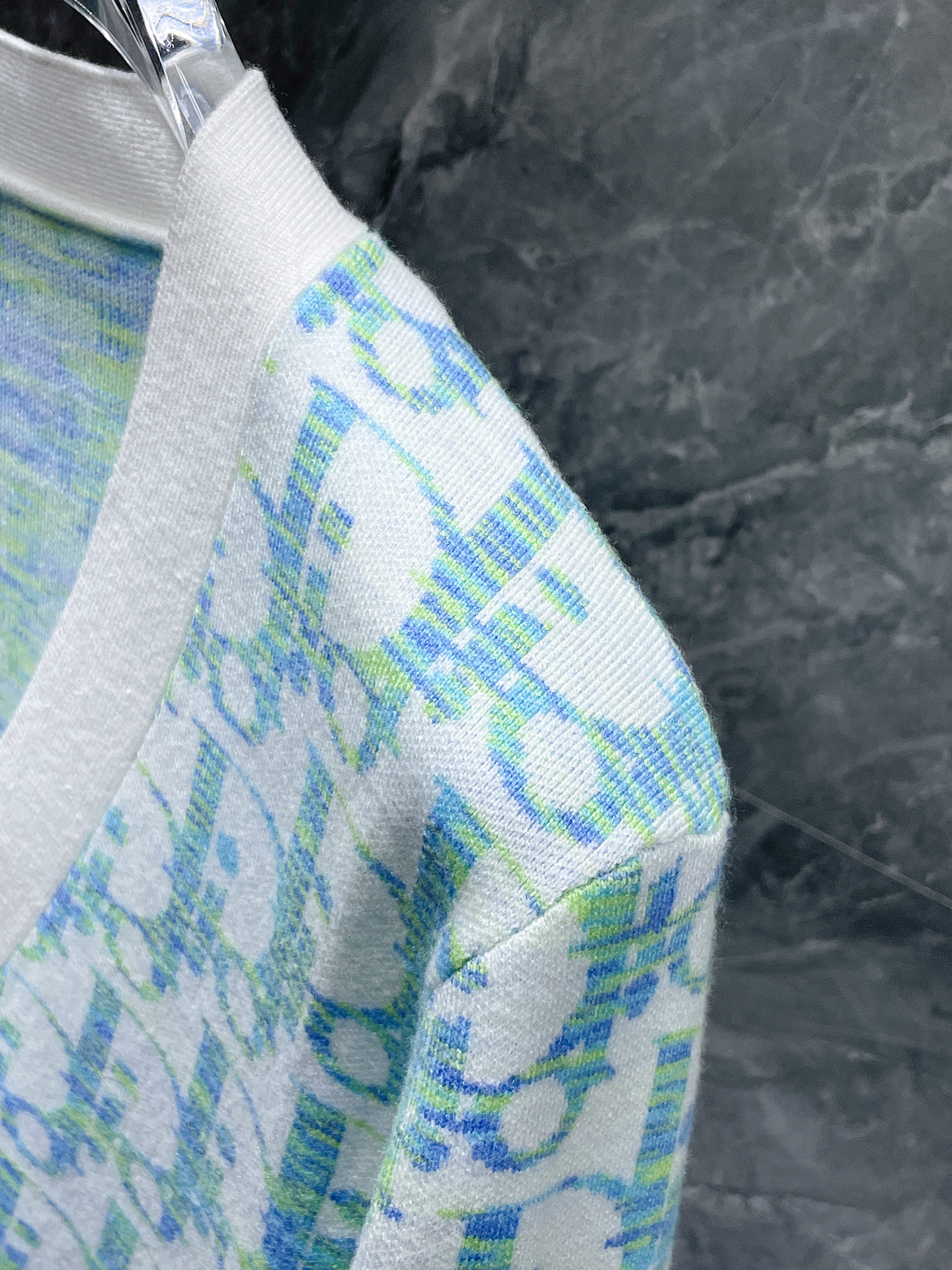 迪奥 2025新品羊毛衣外套 具有手感细腻柔软，可直接与肌肤接触，让暖心的纱线变化出细腻的质感，顶级工艺