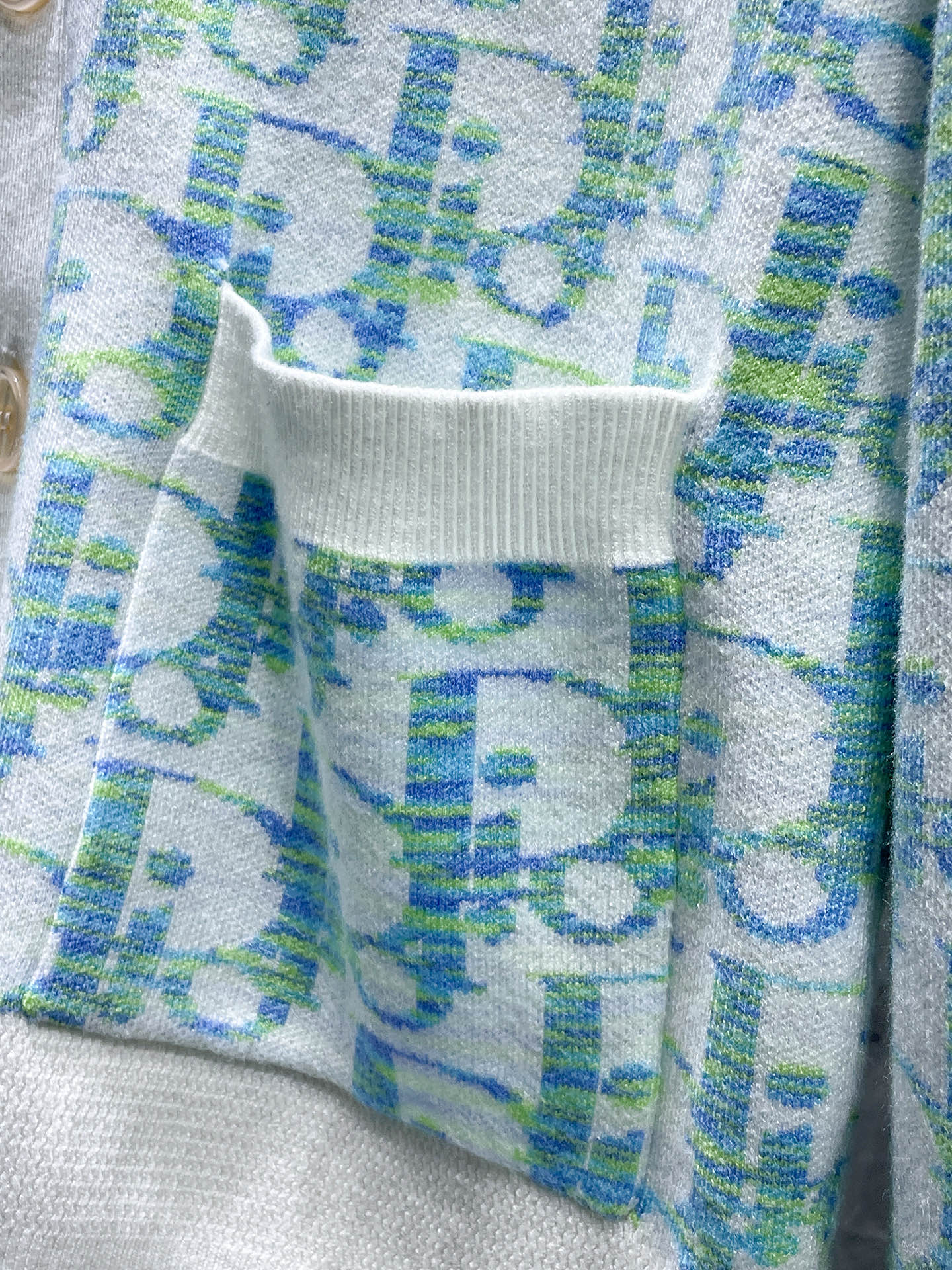 迪奥 2025新品羊毛衣外套 具有手感细腻柔软，可直接与肌肤接触，让暖心的纱线变化出细腻的质感，顶级工艺