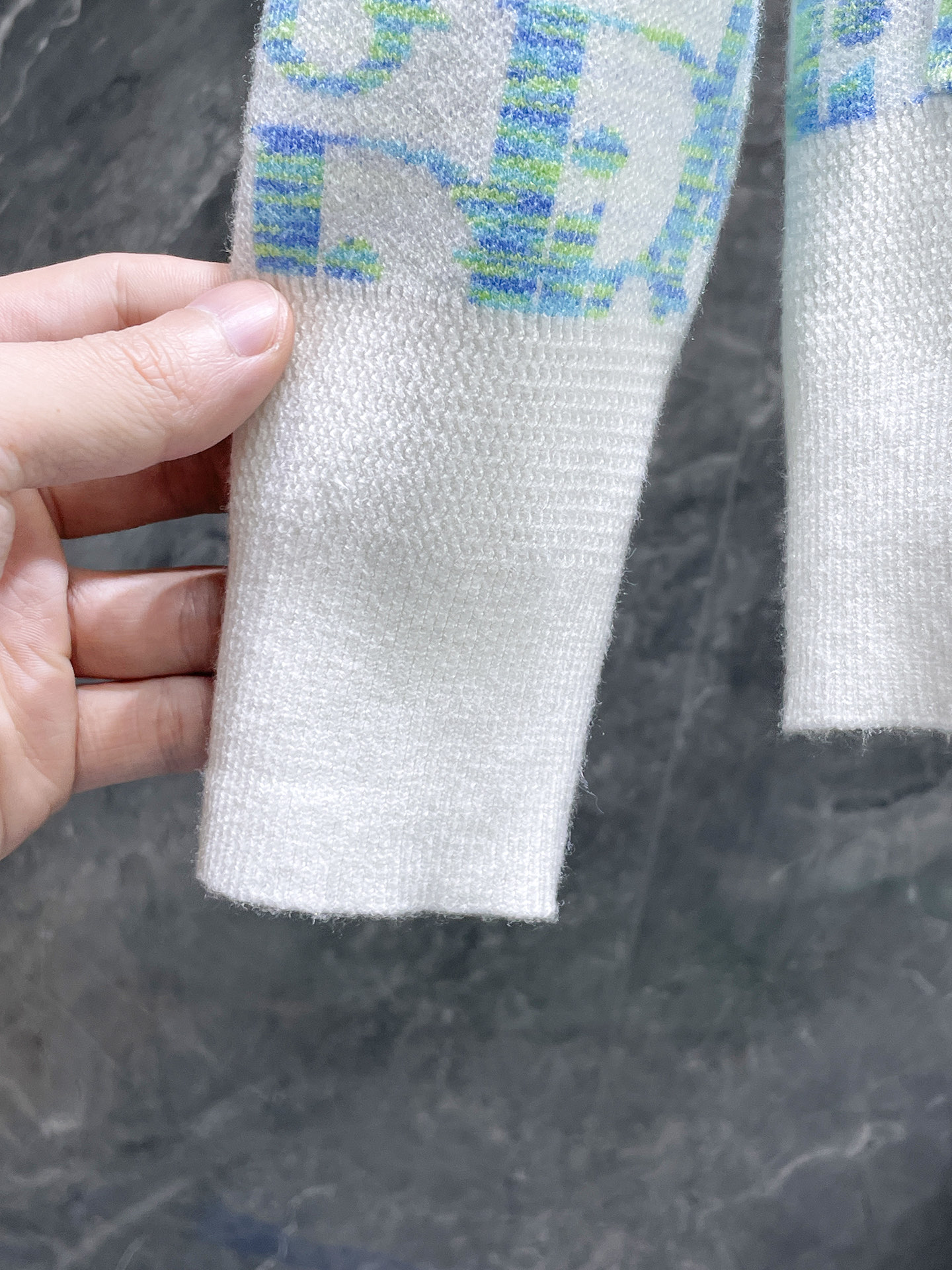 迪奥 2025新品羊毛衣外套 具有手感细腻柔软，可直接与肌肤接触，让暖心的纱线变化出细腻的质感，顶级工艺