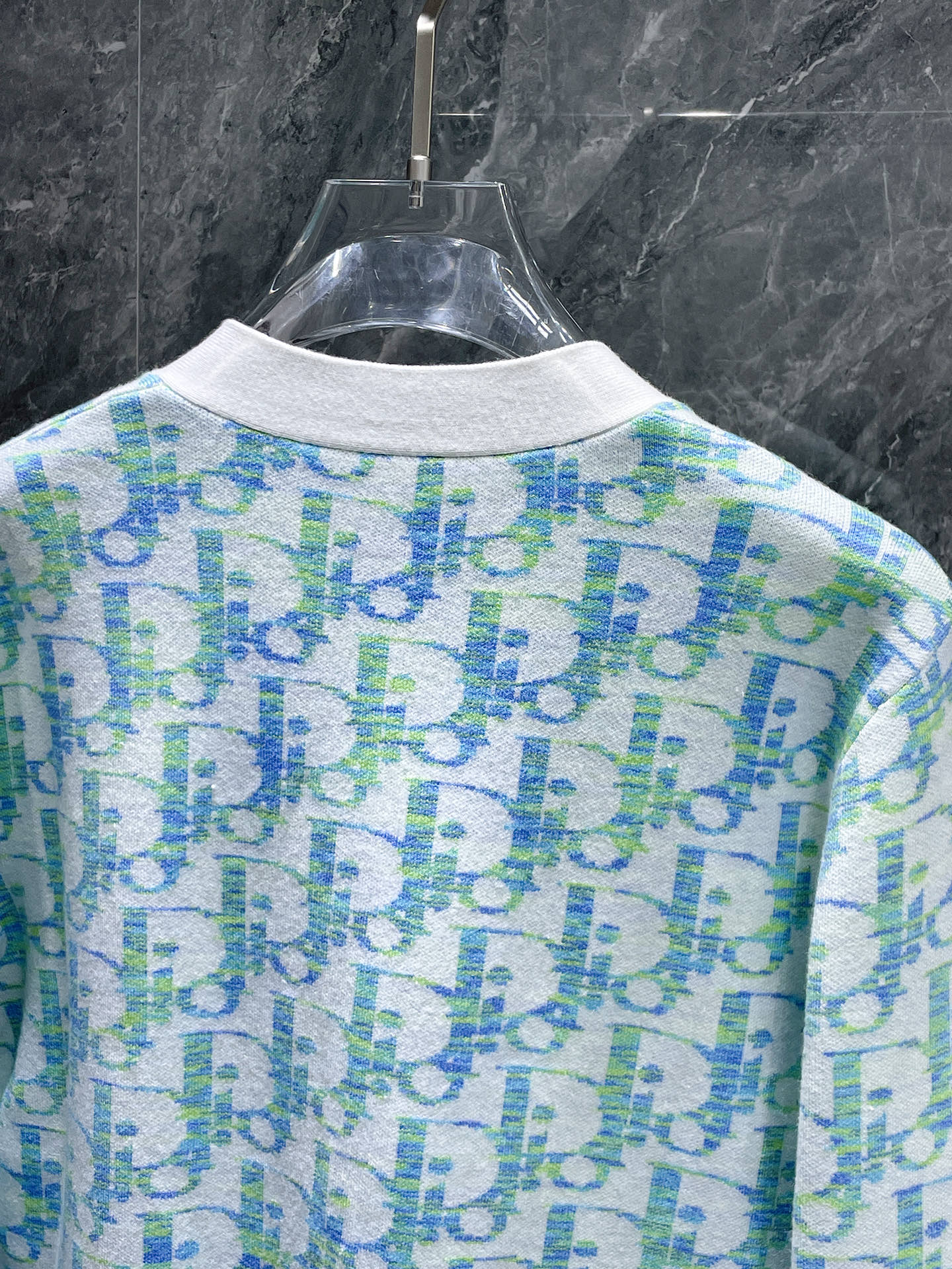 迪奥 2025新品羊毛衣外套 具有手感细腻柔软，可直接与肌肤接触，让暖心的纱线变化出细腻的质感，顶级工艺