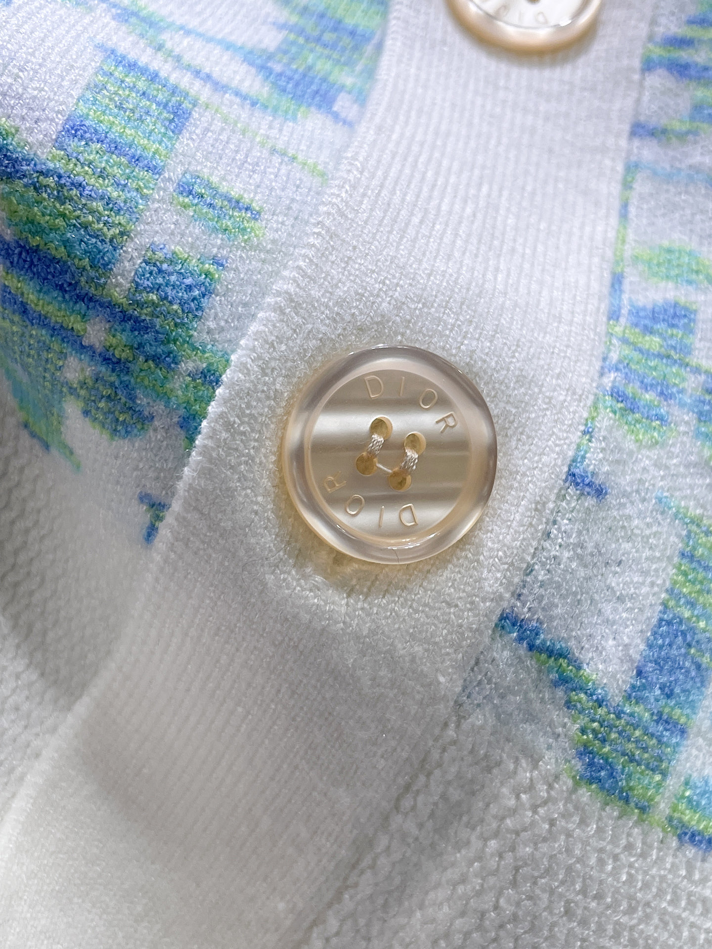 迪奥 2025新品羊毛衣外套 具有手感细腻柔软，可直接与肌肤接触，让暖心的纱线变化出细腻的质感，顶级工艺