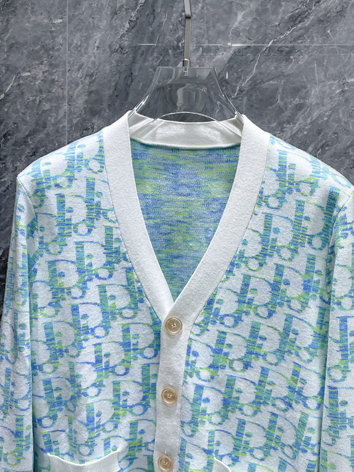 迪奥 2025新品羊毛衣外套 具有手感细腻柔软，可直接与肌肤接触，让暖心的纱线变化出细腻的质感，顶级工艺