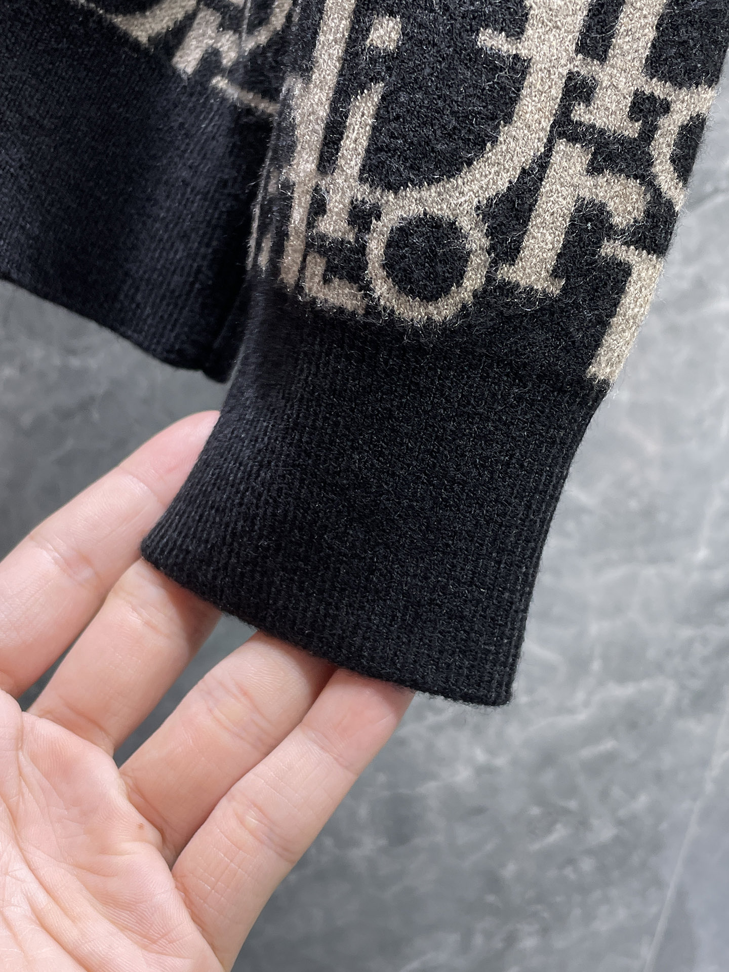 迪奥 毛衣 2025秋冬最新系列，专柜1:1顶级复刻，全品相！加厚款，潮人必备单品！懂货的老铁赶紧下手，