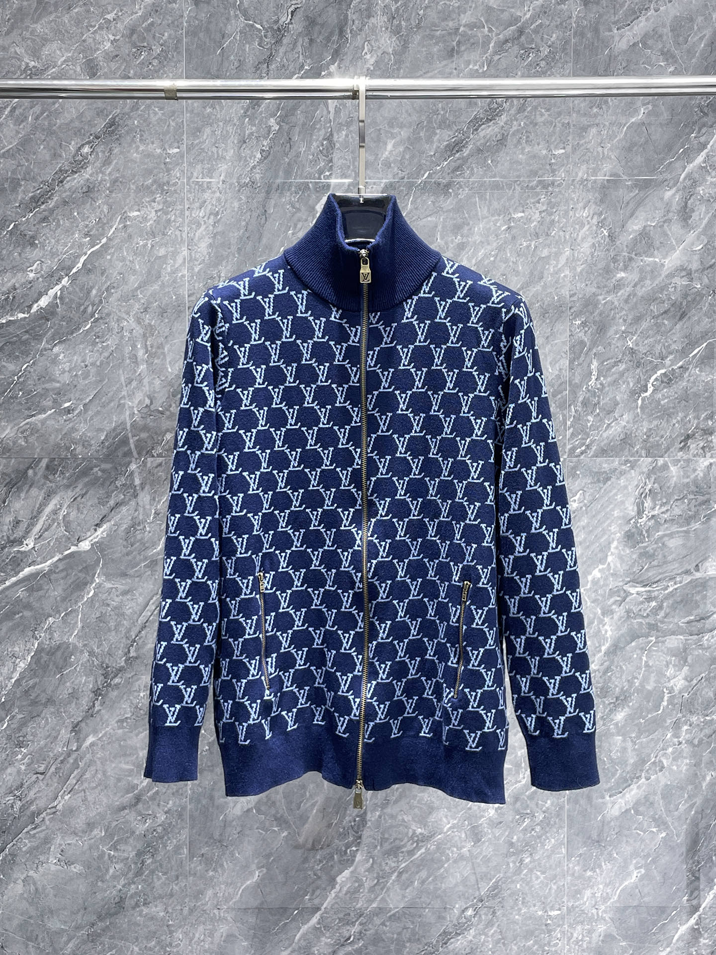 LV 2025新品羊毛衣外套 具有手感细腻柔软，可直接与肌肤接触，让暖心的纱线变化出细腻的质感，顶级工艺