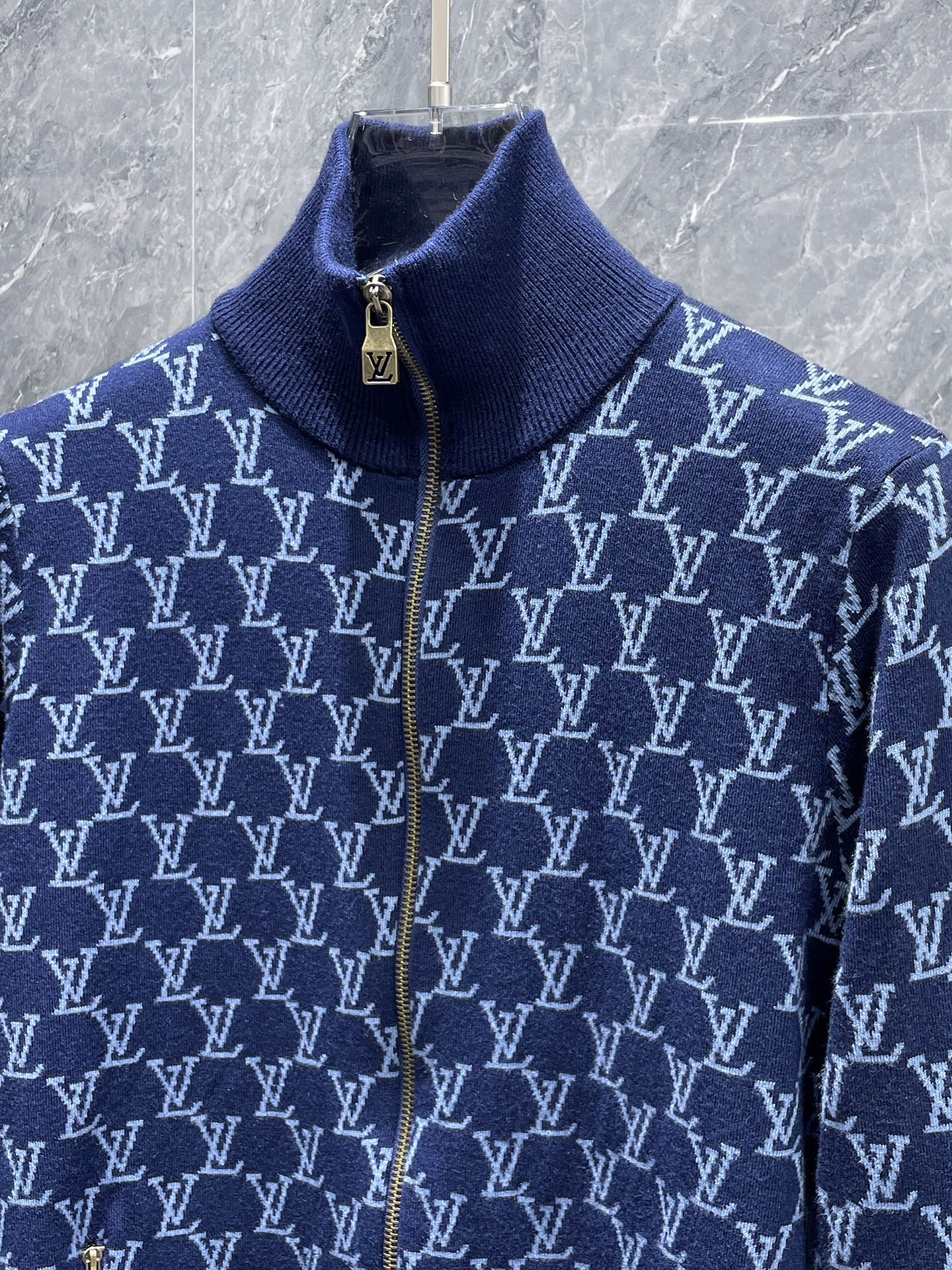 LV 2025新品羊毛衣外套 具有手感细腻柔软，可直接与肌肤接触，让暖心的纱线变化出细腻的质感，顶级工艺