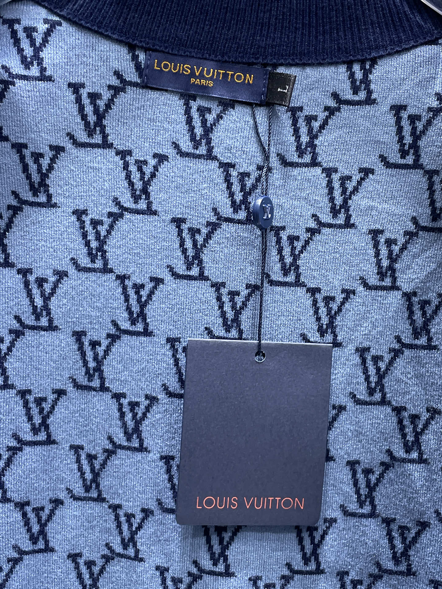 LV 2025新品羊毛衣外套 具有手感细腻柔软，可直接与肌肤接触，让暖心的纱线变化出细腻的质感，顶级工艺