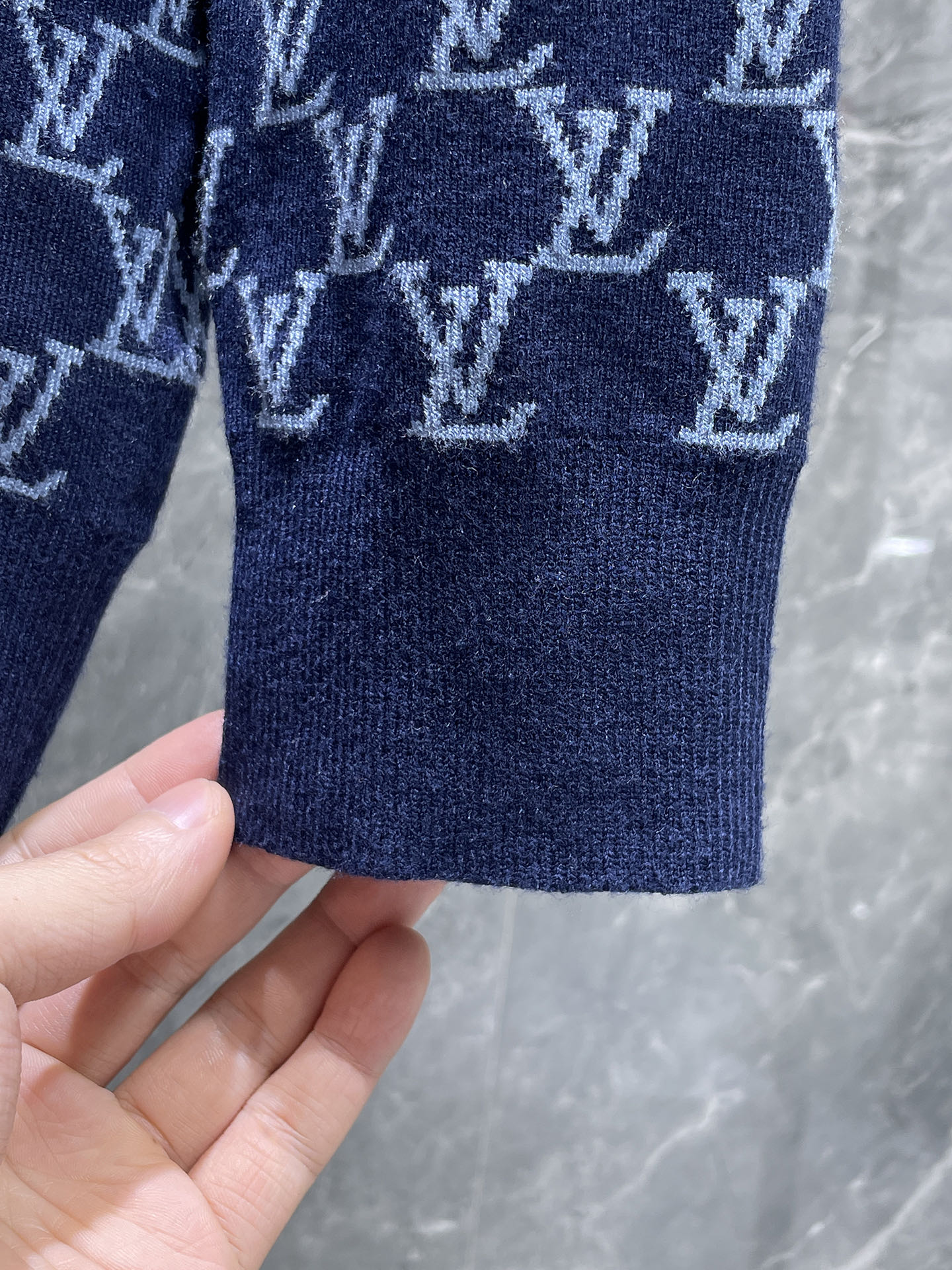 LV 2025新品羊毛衣外套 具有手感细腻柔软，可直接与肌肤接触，让暖心的纱线变化出细腻的质感，顶级工艺