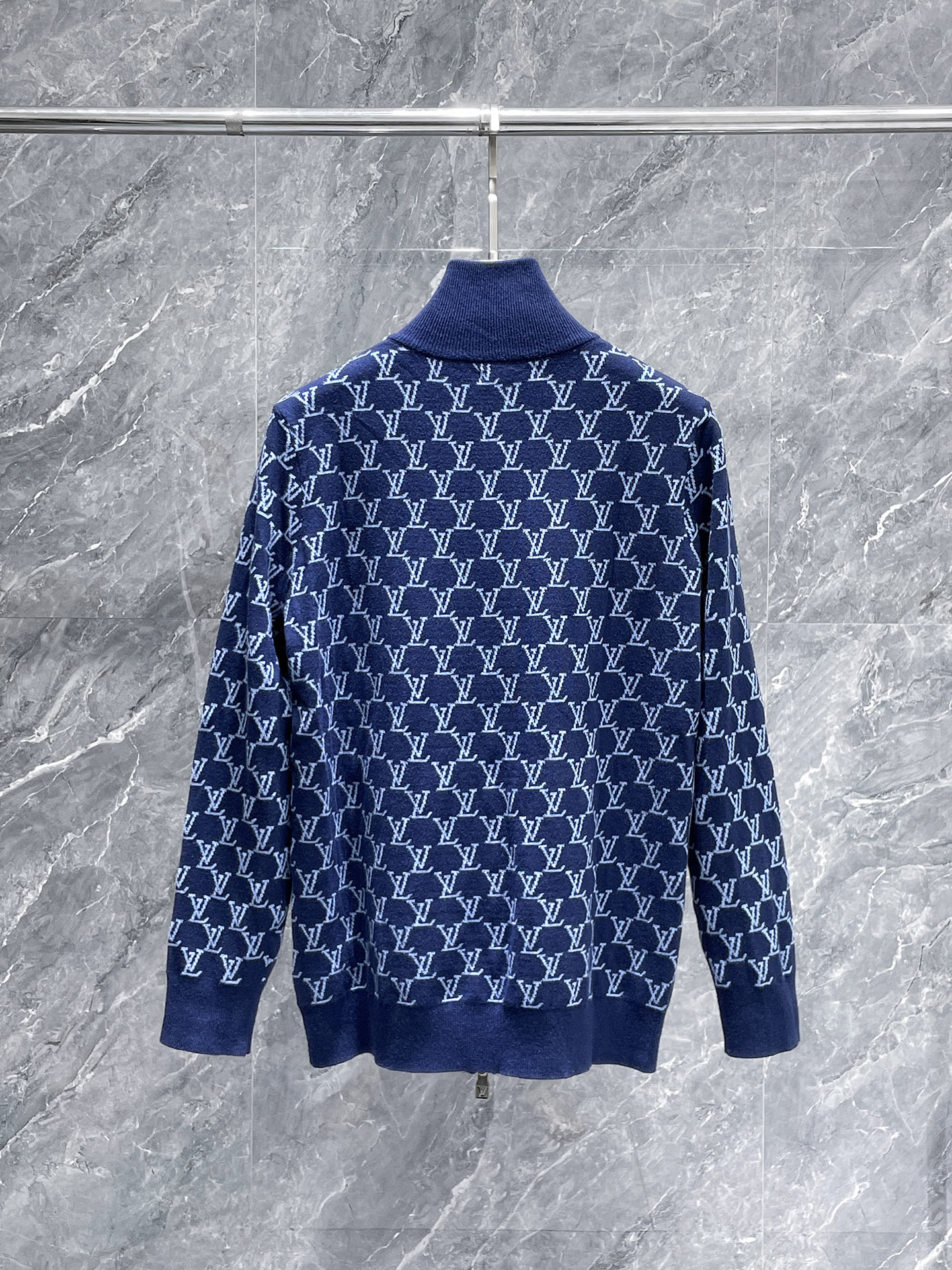 LV 2025新品羊毛衣外套 具有手感细腻柔软，可直接与肌肤接触，让暖心的纱线变化出细腻的质感，顶级工艺