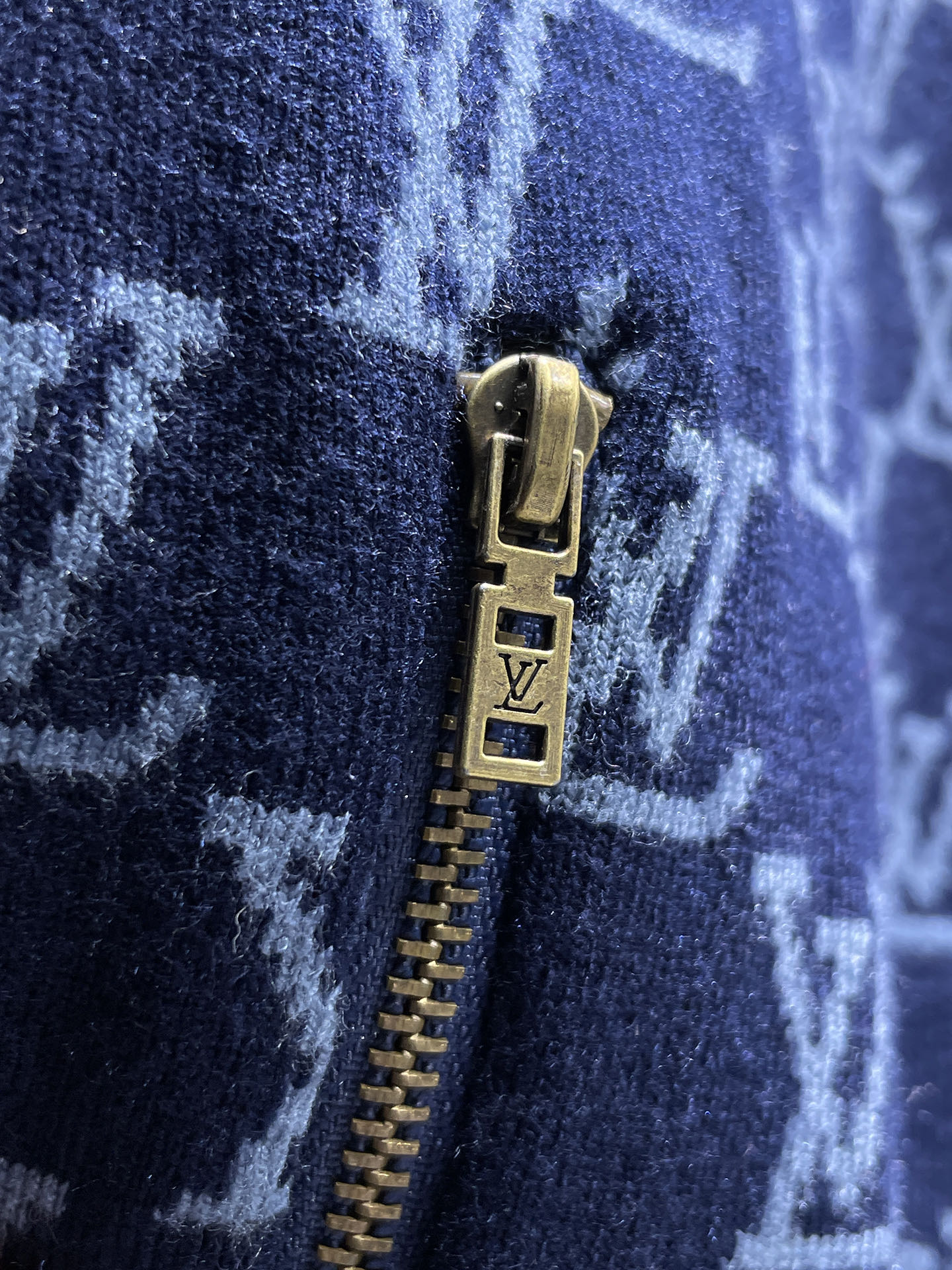 LV 2025新品羊毛衣外套 具有手感细腻柔软，可直接与肌肤接触，让暖心的纱线变化出细腻的质感，顶级工艺