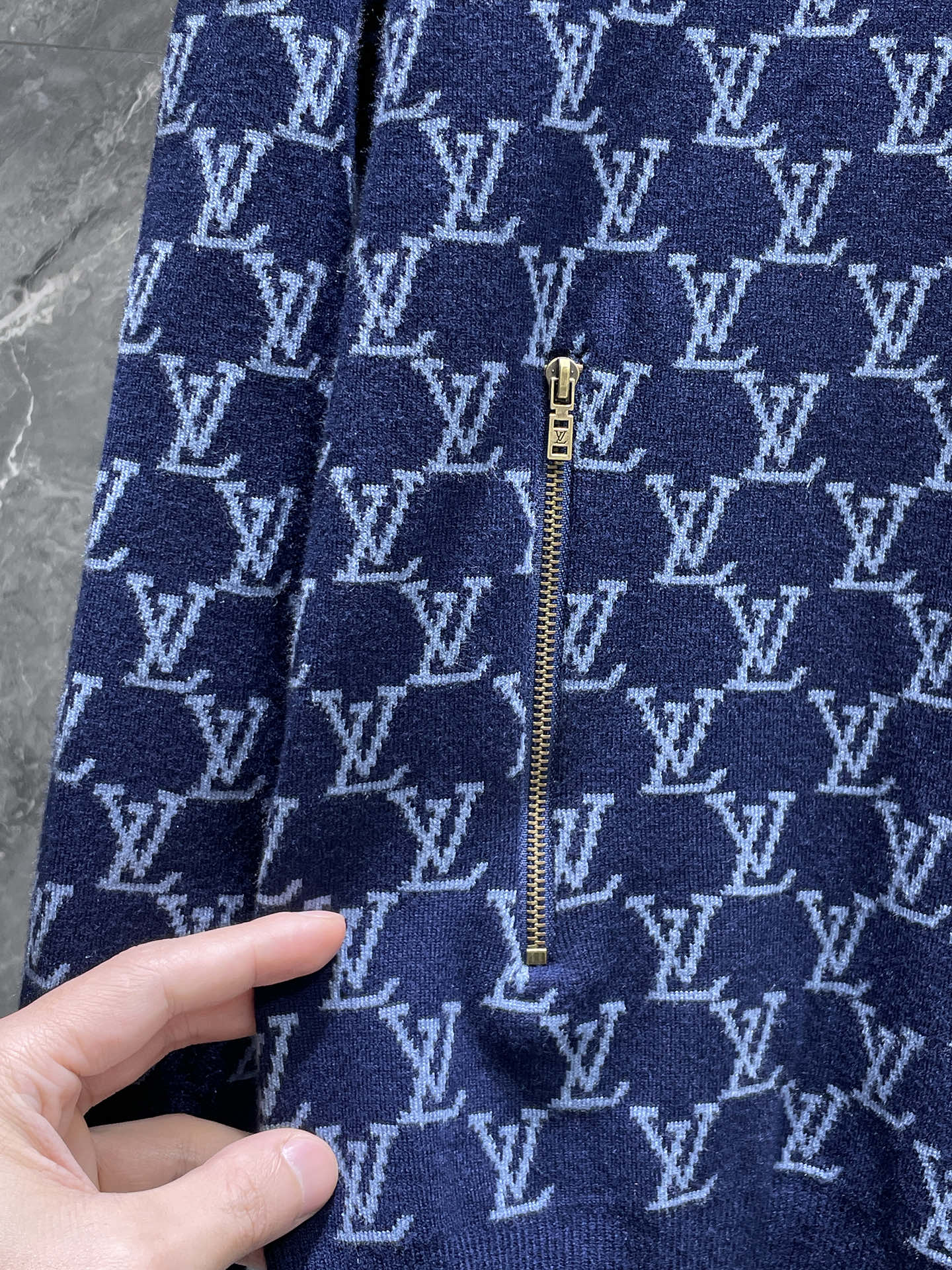 LV 2025新品羊毛衣外套 具有手感细腻柔软，可直接与肌肤接触，让暖心的纱线变化出细腻的质感，顶级工艺