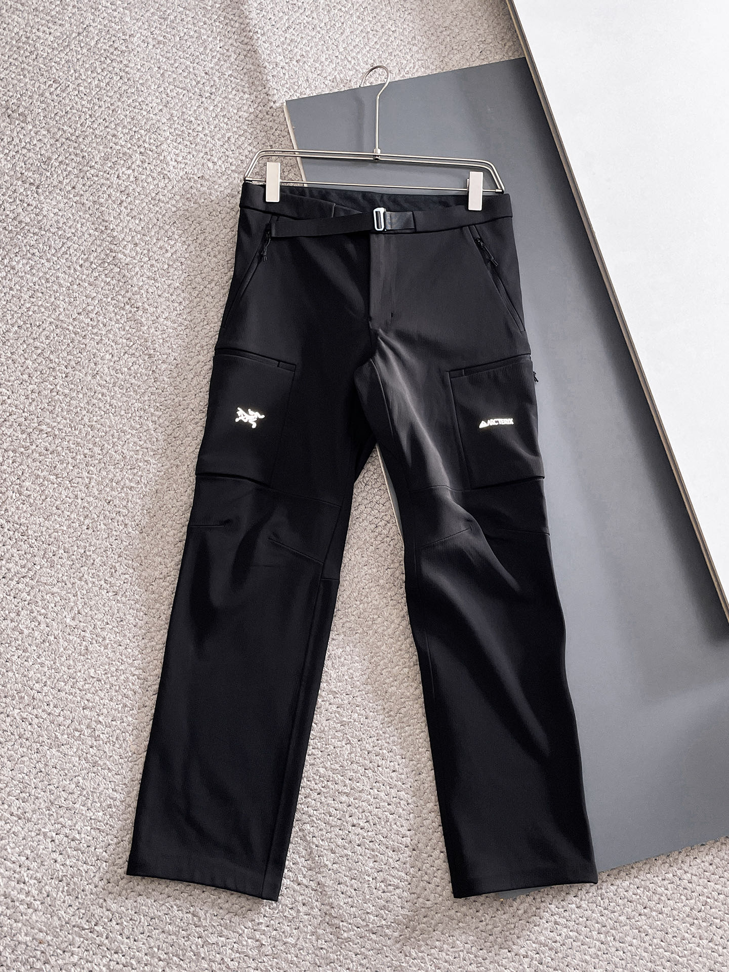 开春新品 ARC‘TERYX —始祖鸟户外防风透气冬季男士软壳裤！无缝设计 高热度鸟家户外机能风3D立体