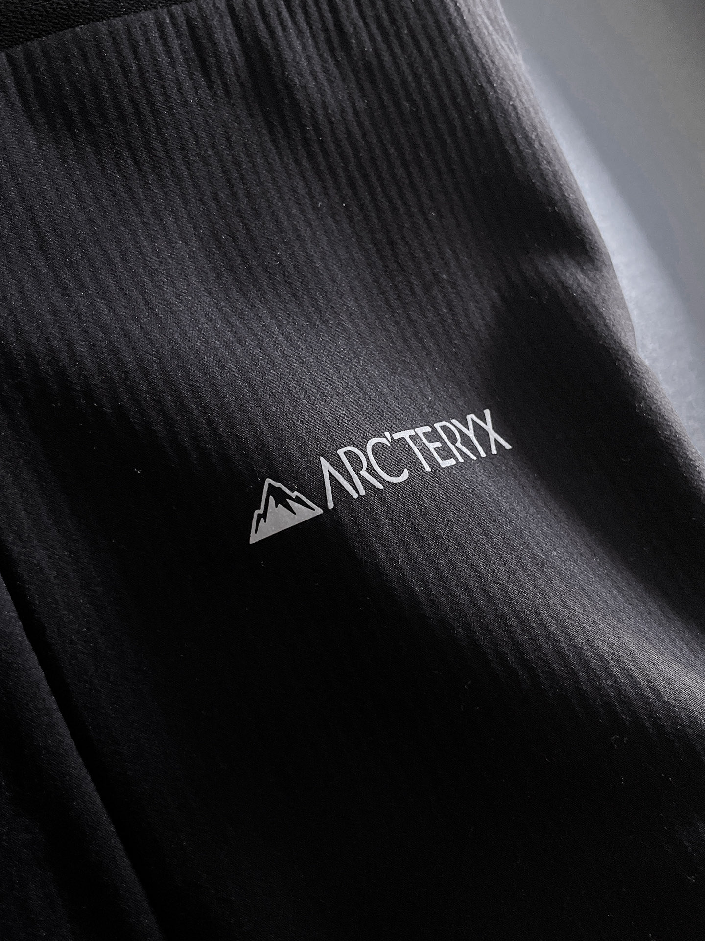 开春新品 ARC‘TERYX —始祖鸟户外防风透气冬季男士软壳裤！无缝设计 高热度鸟家户外机能风3D立体