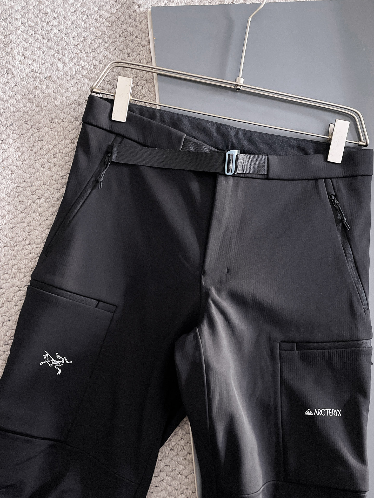 开春新品 ARC‘TERYX —始祖鸟户外防风透气冬季男士软壳裤！无缝设计 高热度鸟家户外机能风3D立体