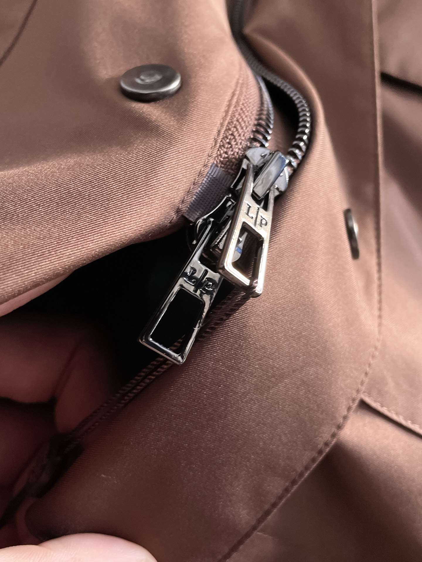 Loro Piana 秋冬 新款爆款专柜新款休闲时尚夹克 超前卫设计风格 细腻舒适 穿着非常轻便不易起皱