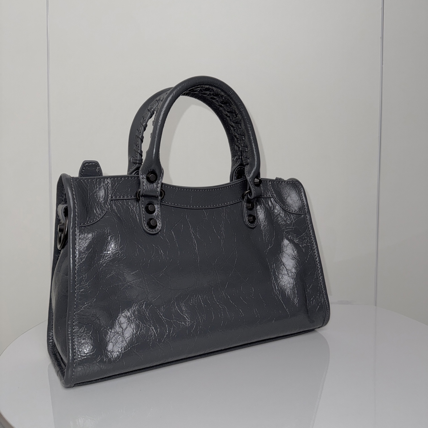 BALENCIAGA LE CITY パリ発のスタイリッシュな深灰色中号バッグ